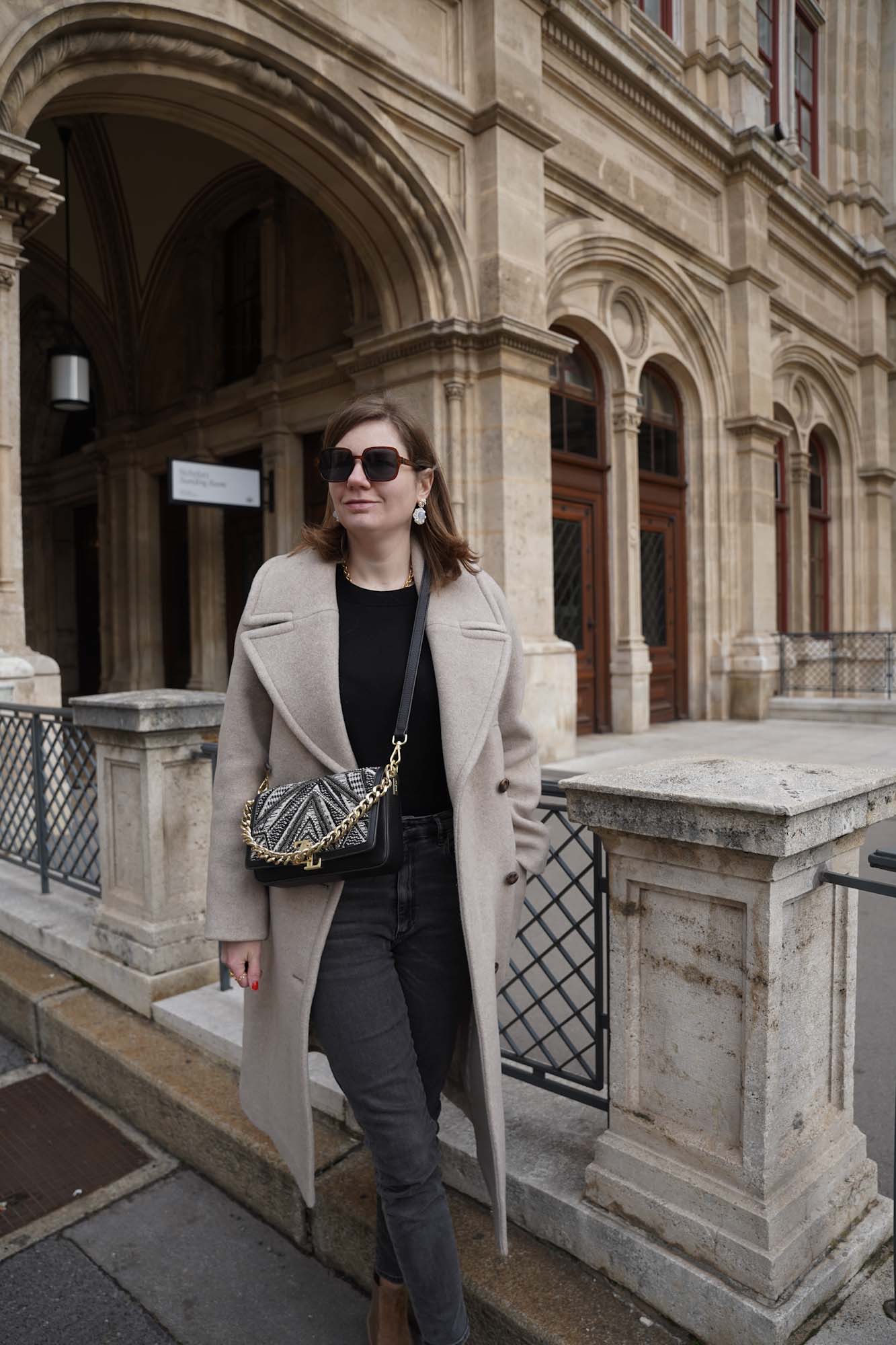 Sezane coat, winter outfit Vienna black outfit jeans casual chic streetstyle 