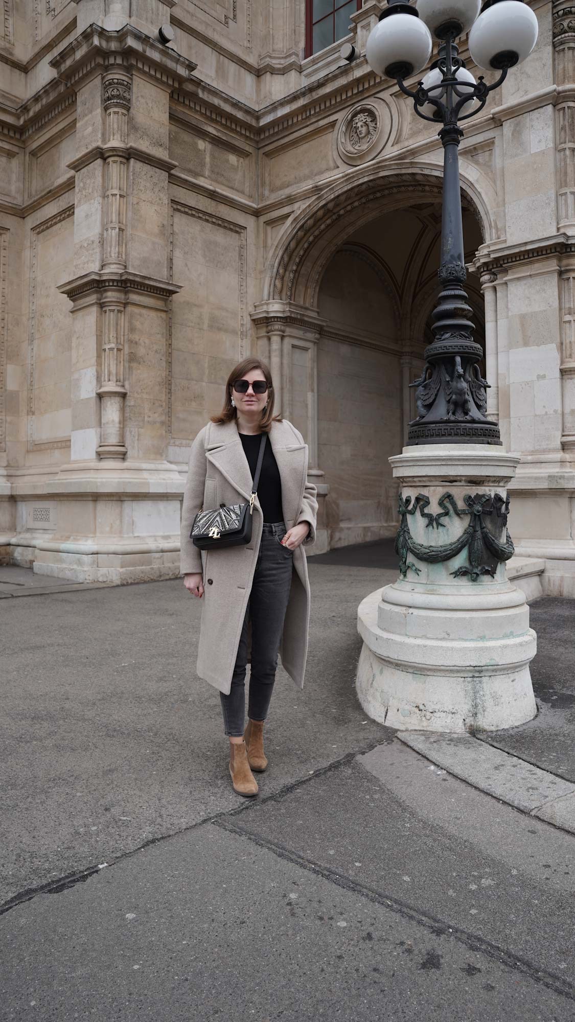 Sezane coat, winter outfit Vienna black outfit jeans casual chic streetstyle 