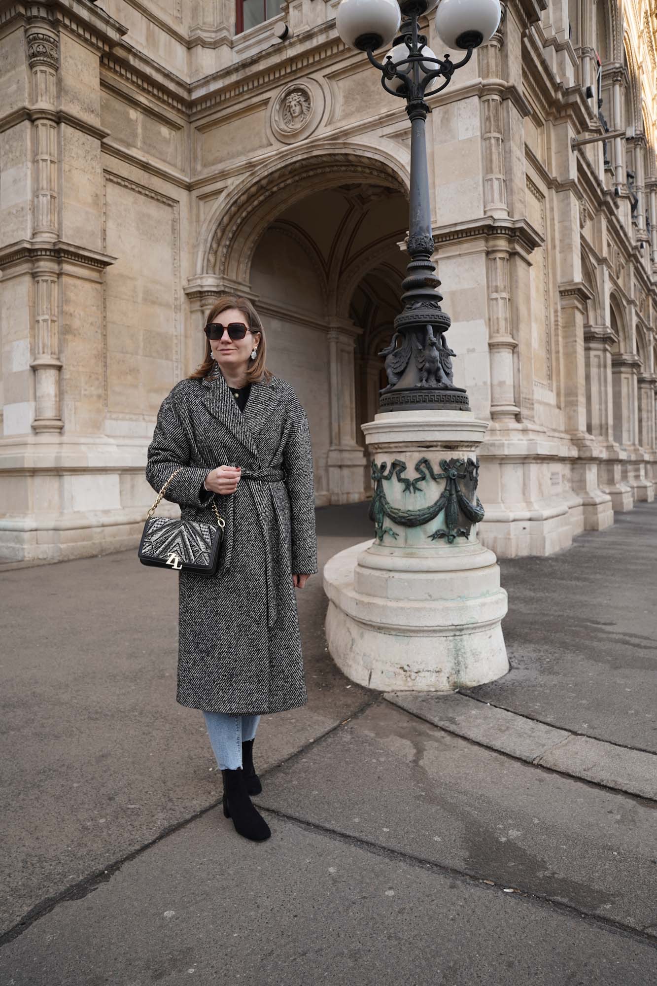 Winter coat, jeans, black boots, Stiefeletten, casual, outfit winter Vienna city 