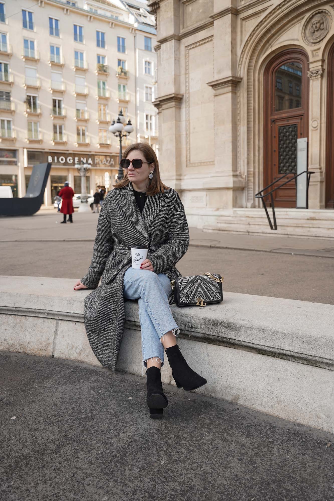 Winter coat, jeans, black boots, Stiefeletten, casual, outfit winter Vienna city 