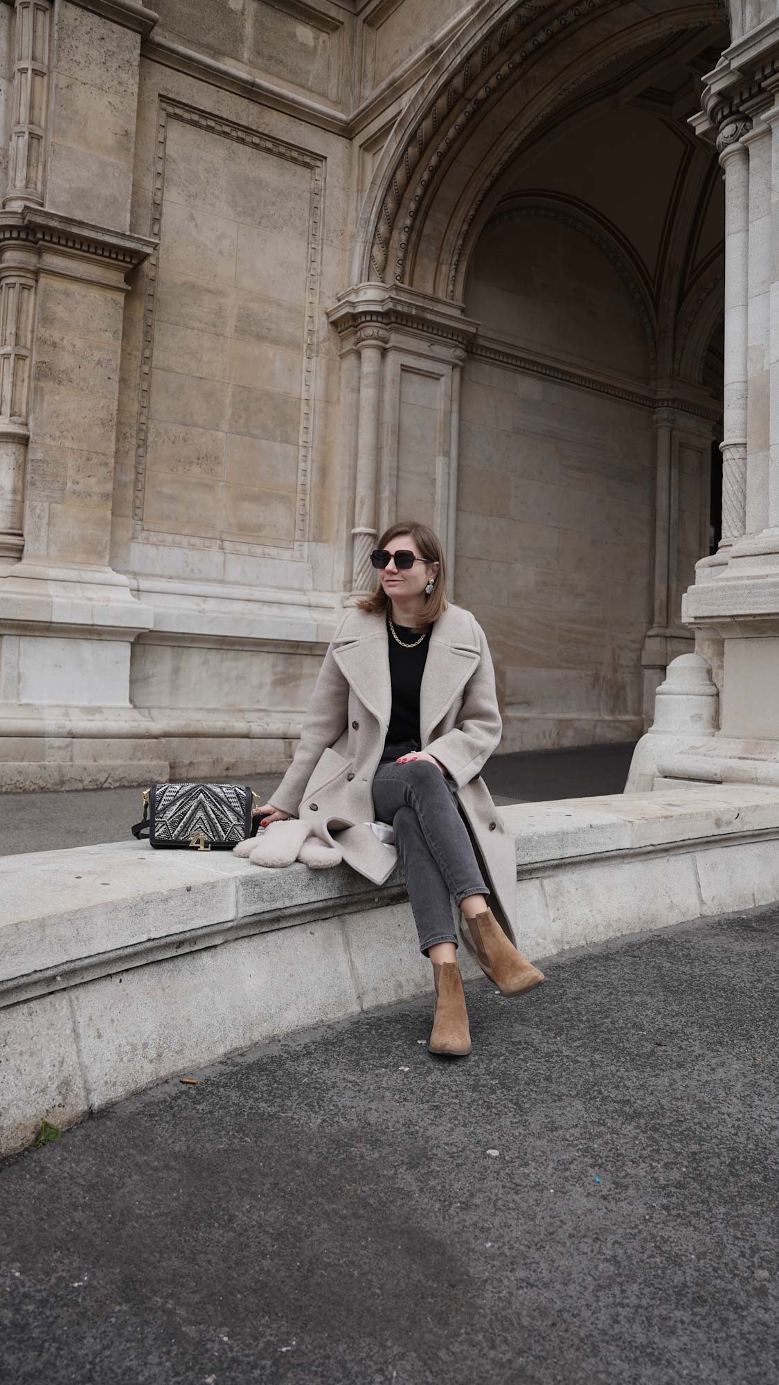 Sezane coat, winter outfit Vienna black outfit jeans casual chic streetstyle 