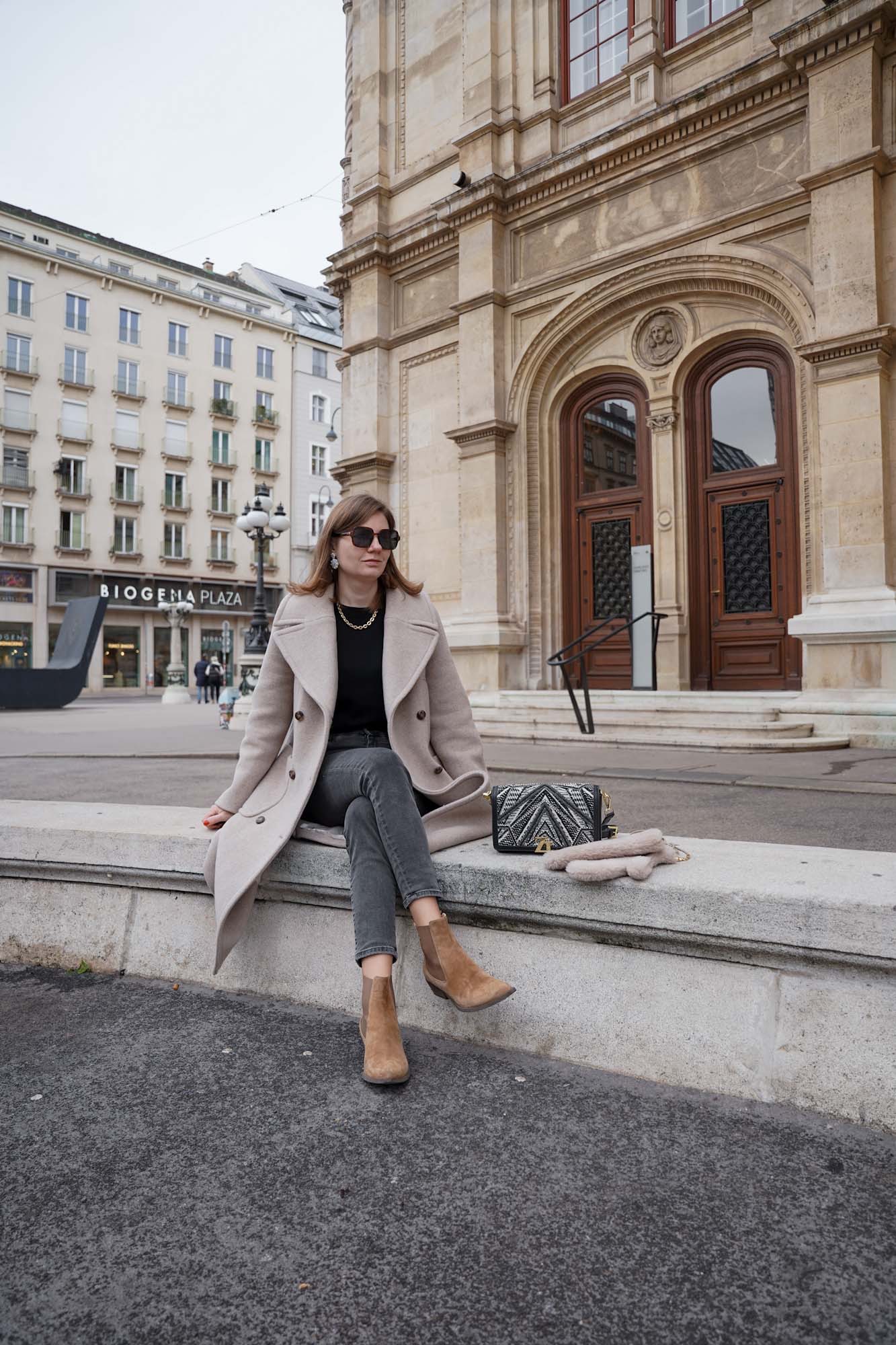 Sezane coat, winter outfit Vienna black outfit jeans casual chic streetstyle