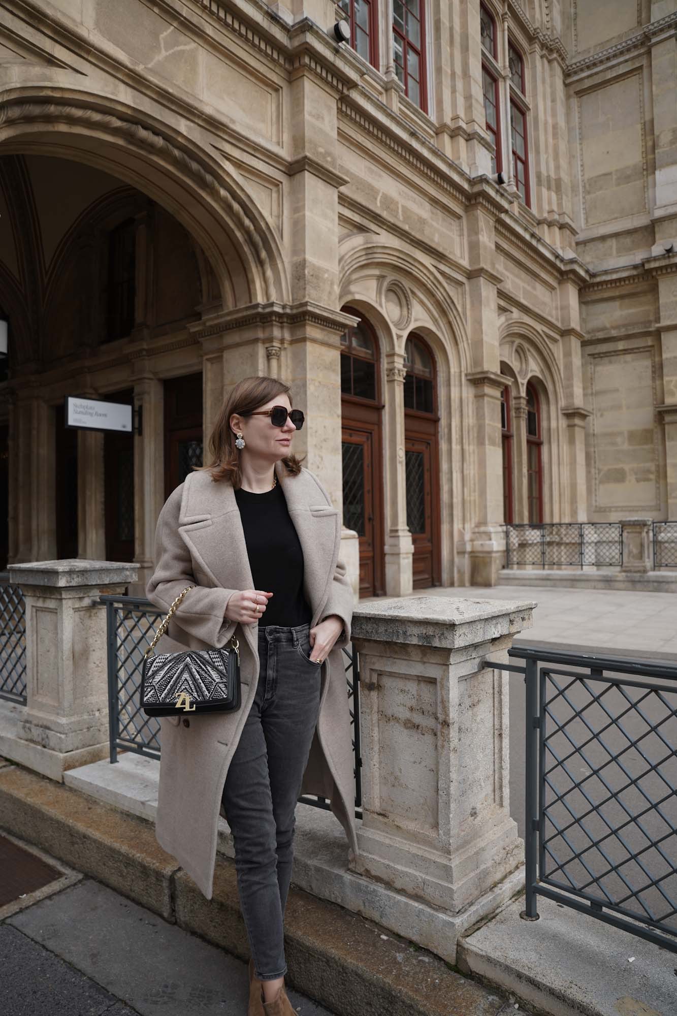 Sezane coat, winter outfit Vienna black outfit jeans casual chic streetstyle