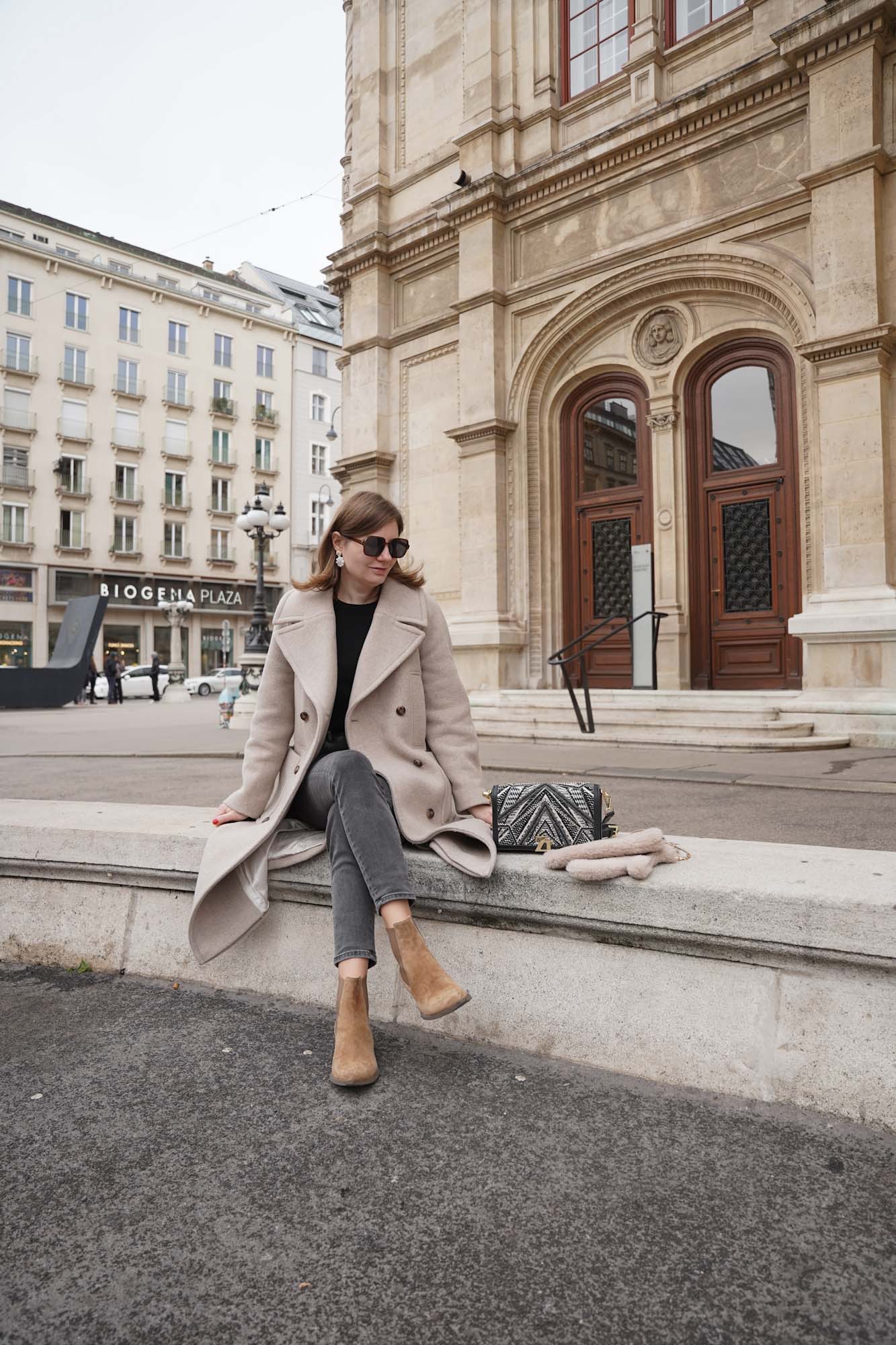 Sezane coat, winter outfit Vienna black outfit jeans casual chic streetstyle 