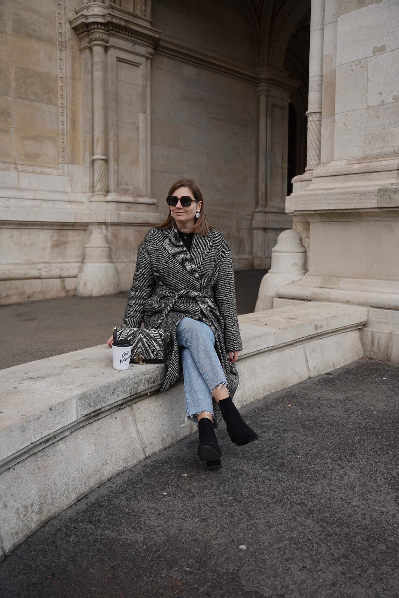 Winter coat, jeans, black boots, Stiefeletten, casual, outfit winter Vienna city