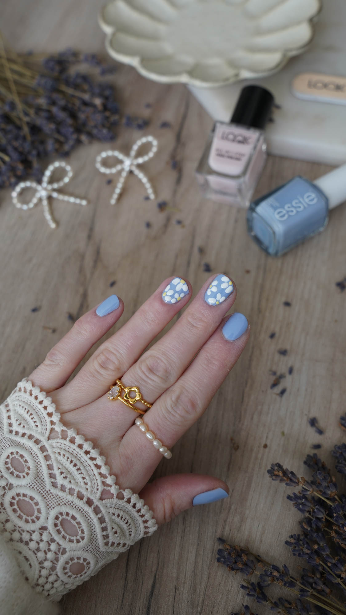 Floral nails, flower nails, blue nails, light blue nails