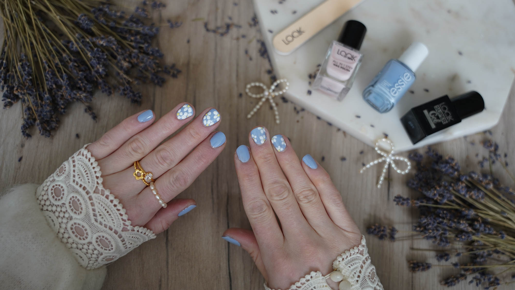 Floral nails, flower nails, blue nails, light blue nails, nail design, flower nail design, nageldesign