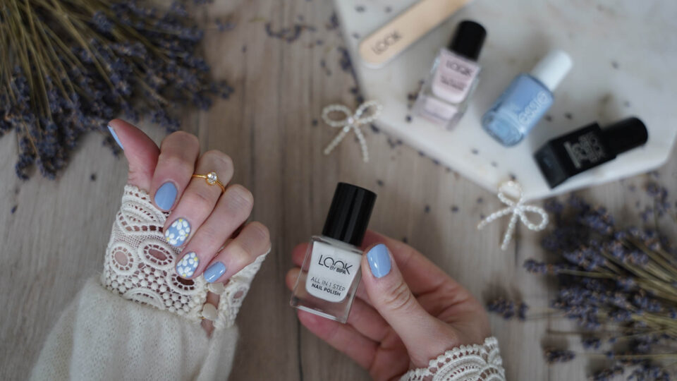 Floral nails, flower nails, blue nails, light blue nails, nail design, flower nail design, nageldesign
