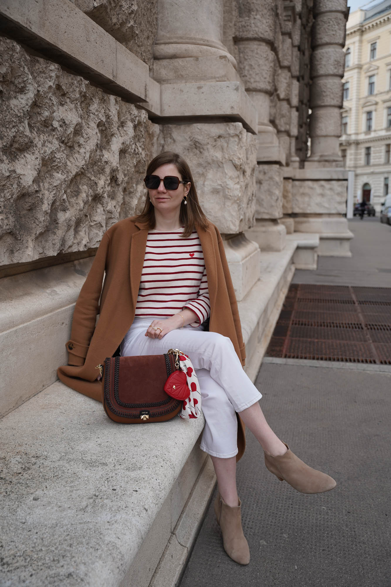 Sezane coat, matrosenshirt, rot gestreift, white jeans, Stiefeletten beige, Vienna, Winter Outfit