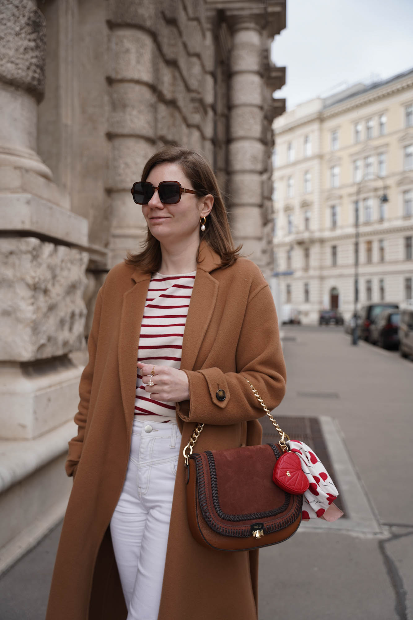 Sezane coat, matrosenshirt, rot gestreift, white jeans, Stiefeletten beige, Vienna, Winter Outfit