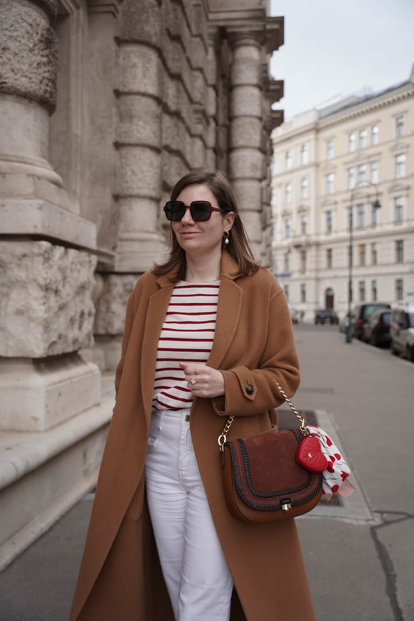 Sezane coat, matrosenshirt, rot gestreift, white jeans, Stiefeletten beige, Vienna, Winter Outfit, camel coat