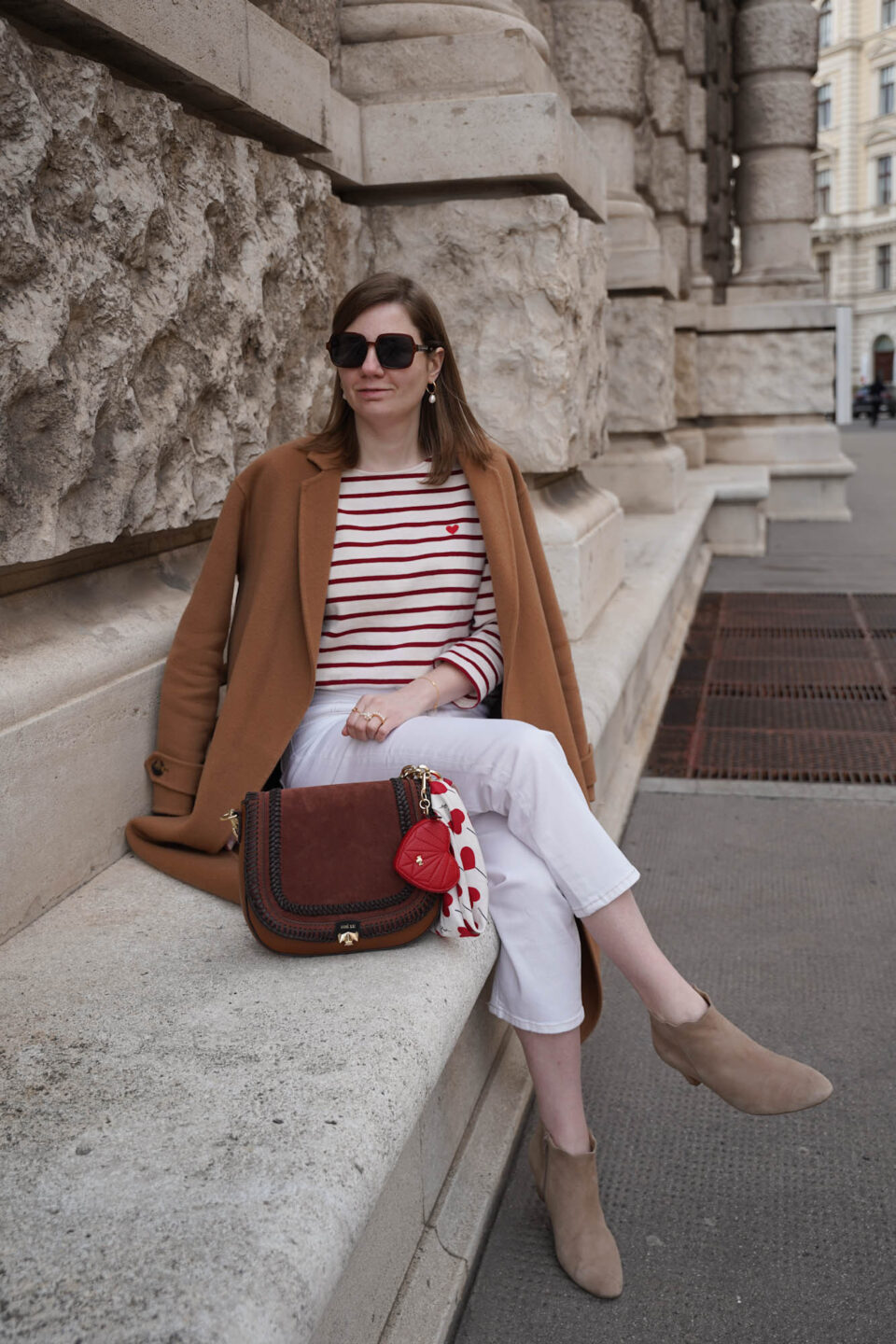 Sezane coat, matrosenshirt, rot gestreift, white jeans, Stiefeletten beige, Vienna, Winter Outfit