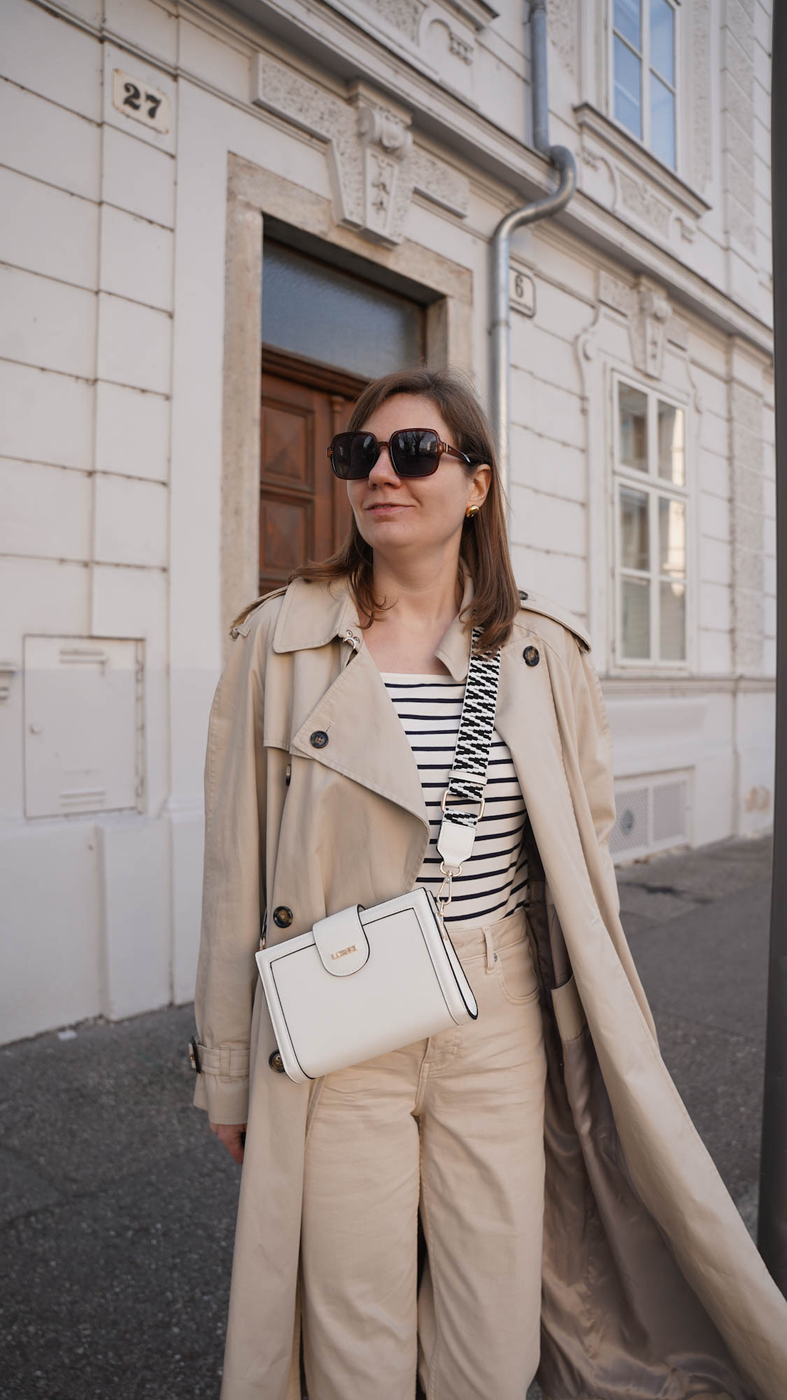 Beige Trenchcoat, s.oliver Streifenshirt, beige Jeans, straight Jeans, spring outfit