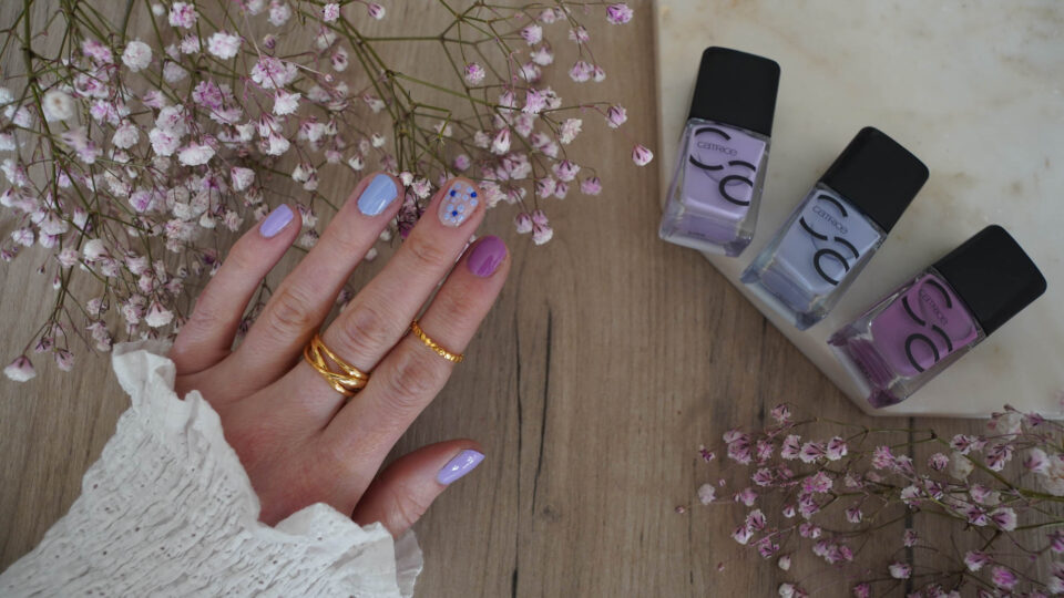 Flower nails Frühlings-nageldesign in Lavendel tönen