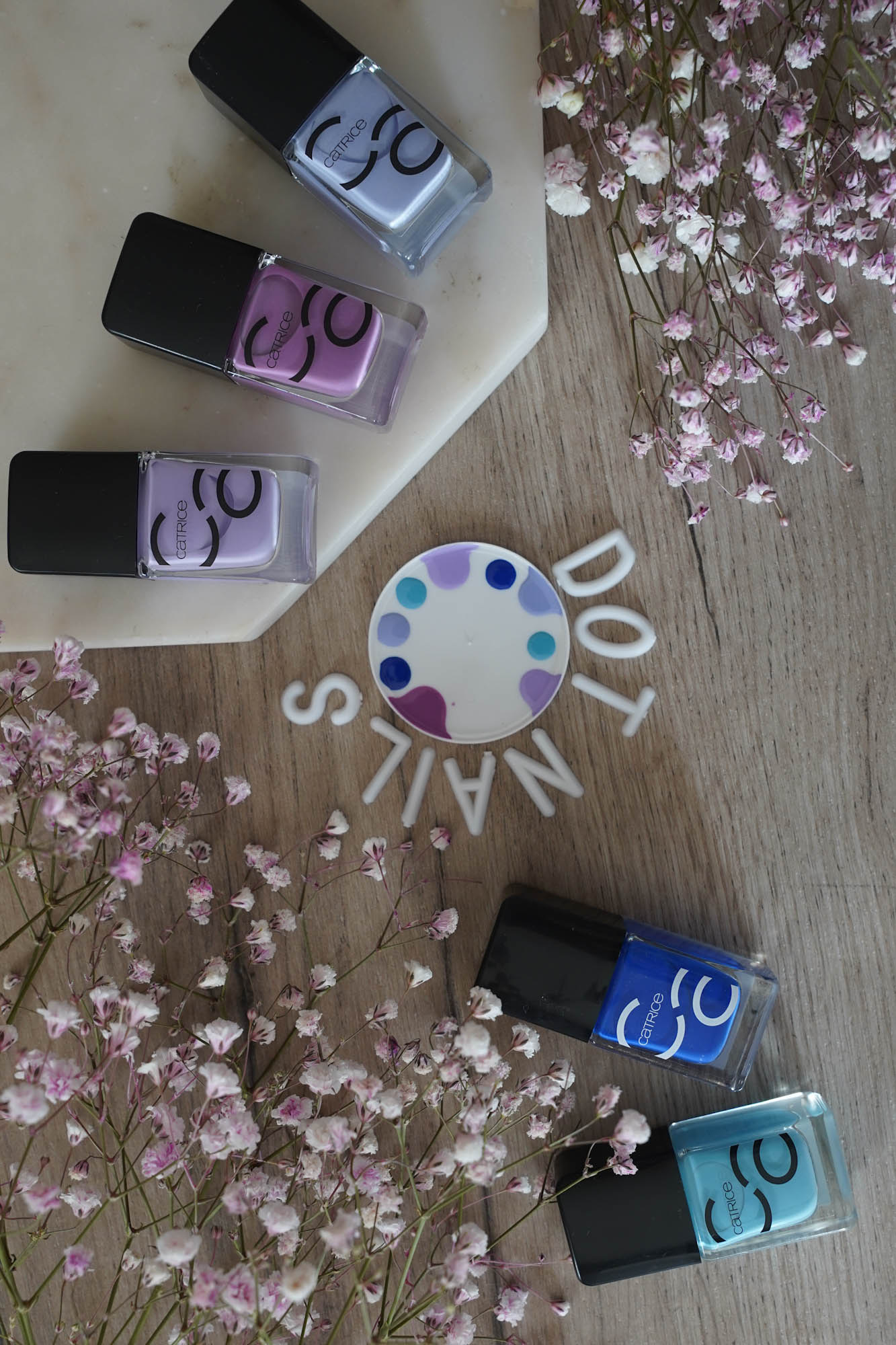 dot nails minimalistisches nageldesign