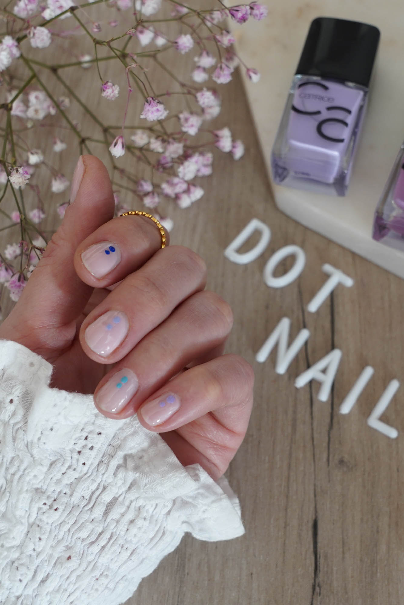 dot nails minimalistisches nageldesign