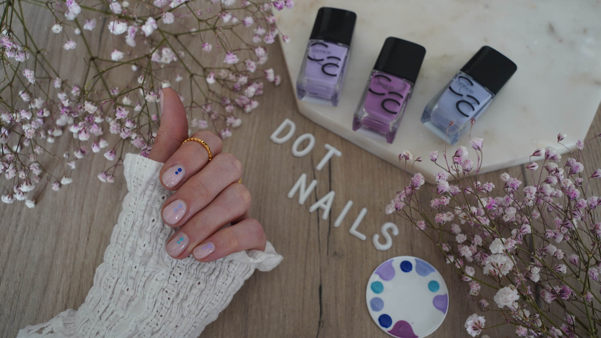 dot nails minimalistisches nageldesign