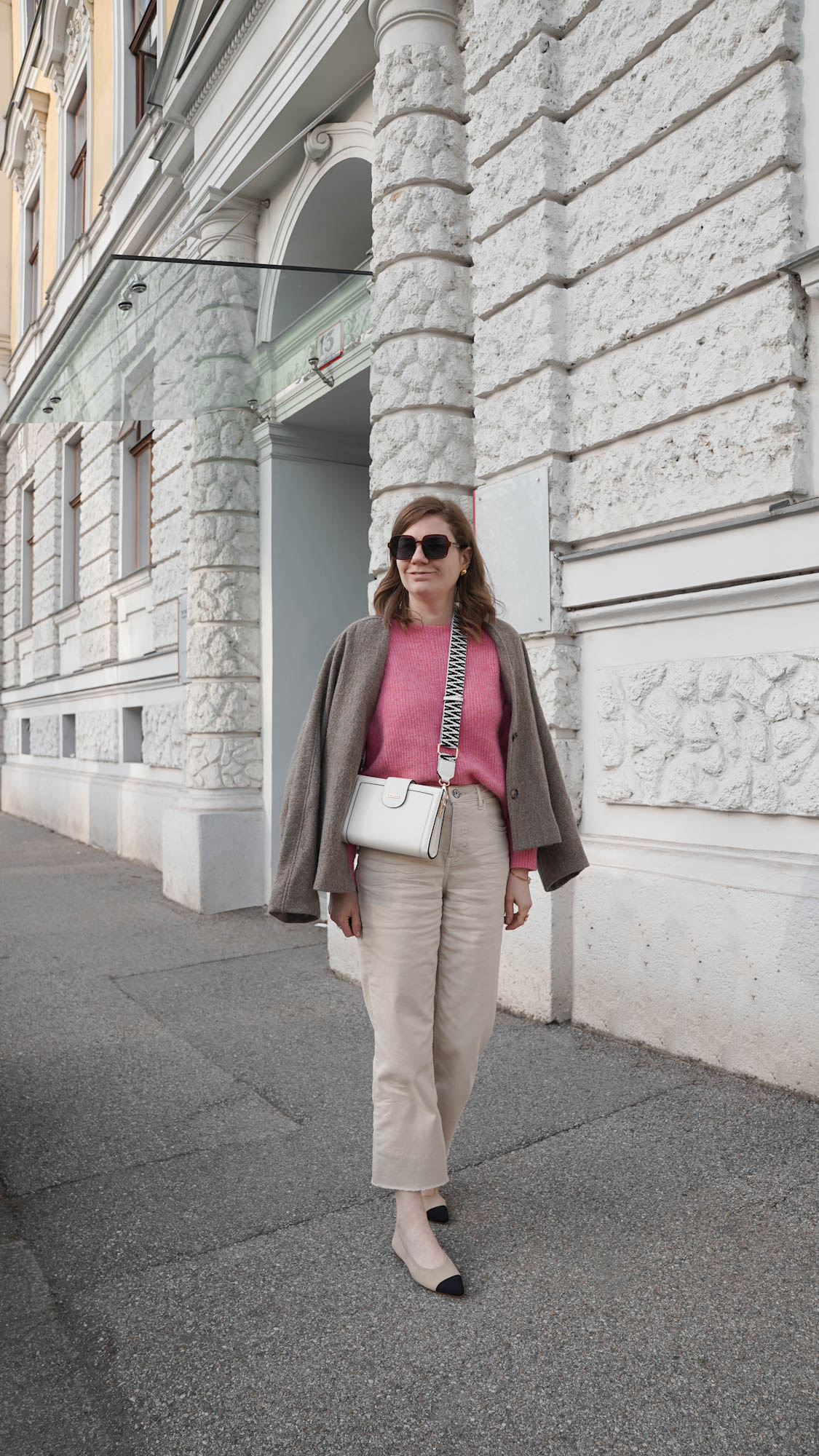 Sezane, Pullover, sweater, knitwear, pink, beige jeans, straight jeans, ballerinas, white bag, casual, streetstyle, blog