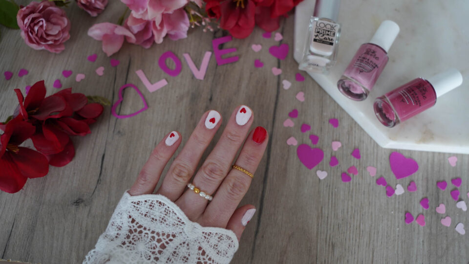 Valentinstag nageldesign mit Herzen einfacher Nagel-Look perfekt für Valentinstag