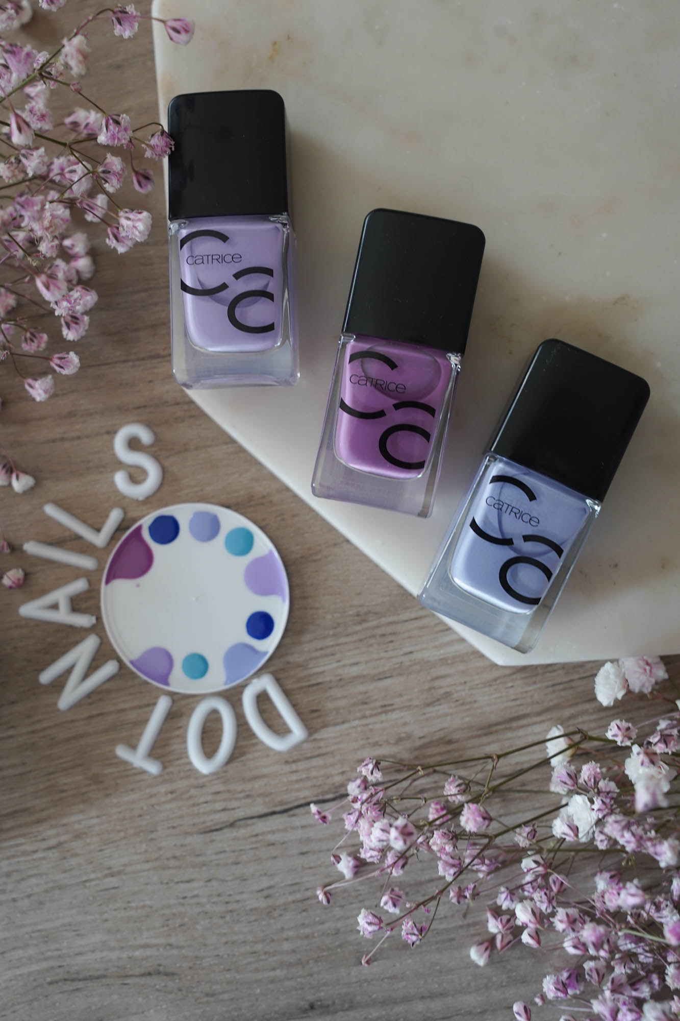 dot nails minimalistisches nageldesign