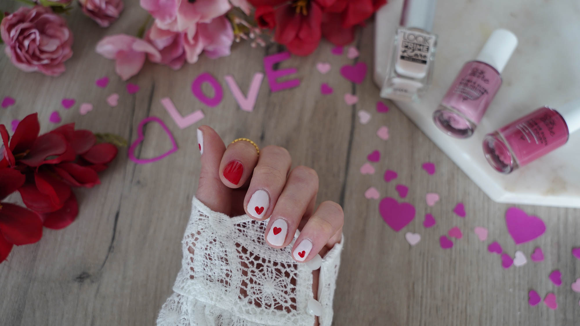 Valentinstag nageldesign mit Herzen einfacher Nagel-Look perfekt für Valentinstag