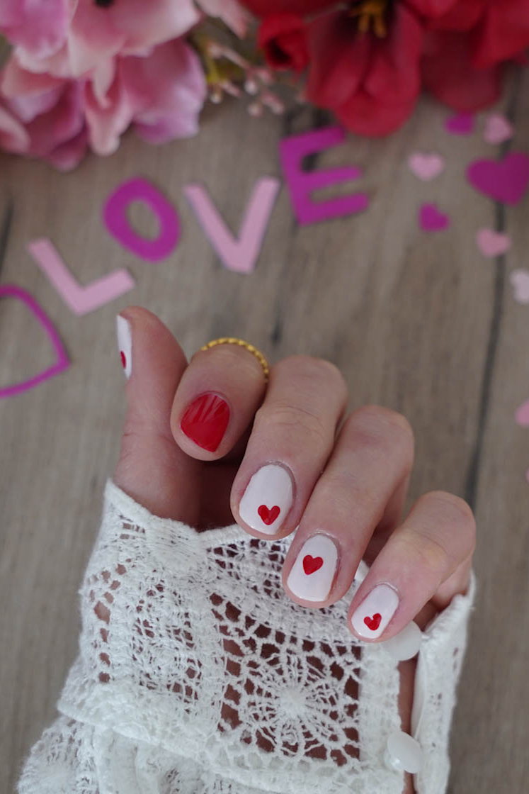 Valentinstag nageldesign mit Herzen einfacher Nagel-Look perfekt für Valentinstag