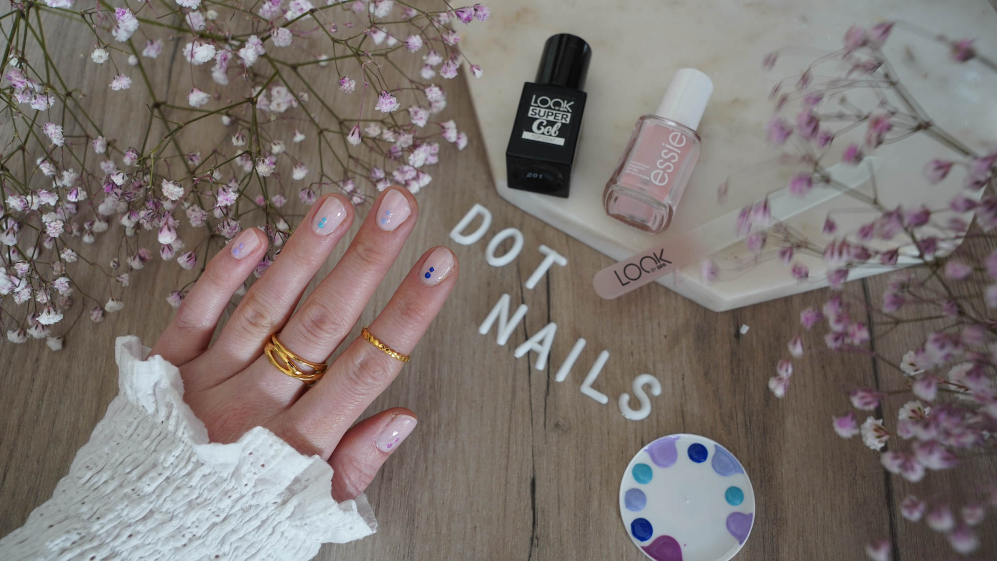 dot nails minimalistisches nageldesign