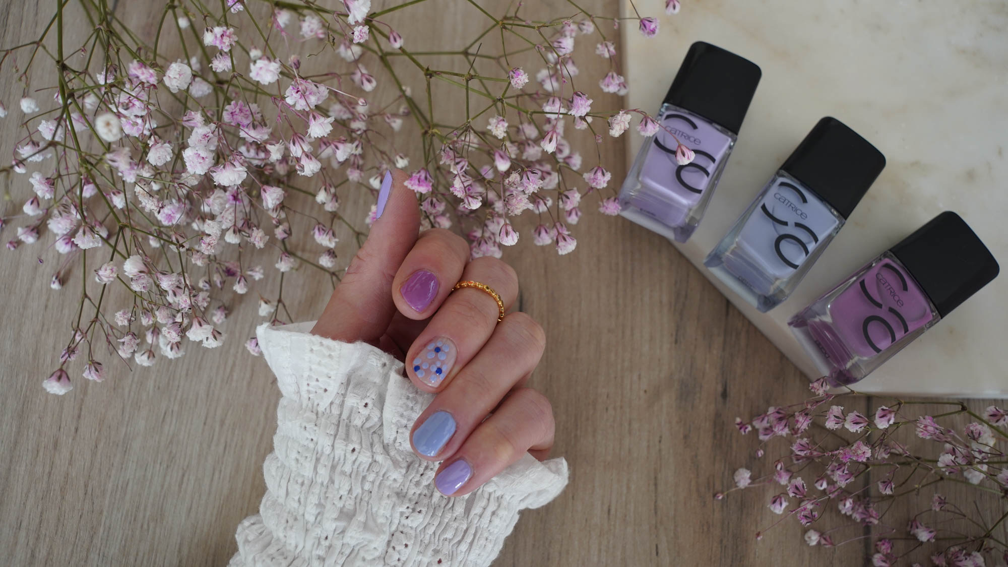 Flower nails Frühlings-nageldesign in Lavendel tönen