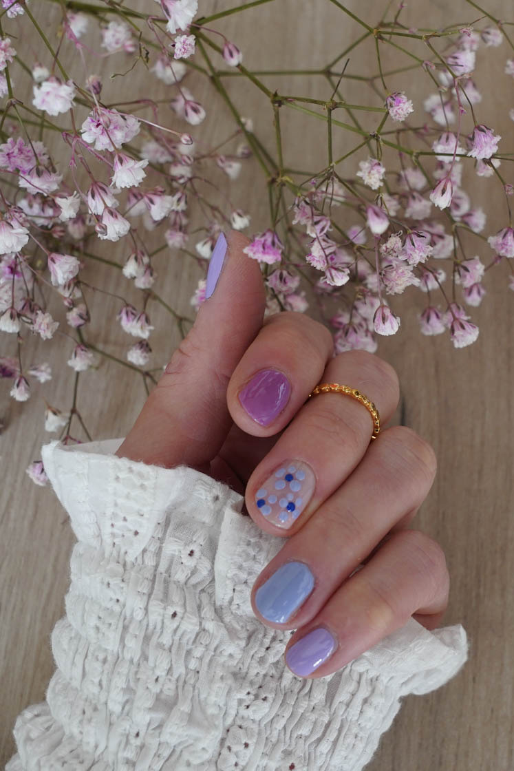 Flower nails Frühlings-nageldesign in Lavendel tönen