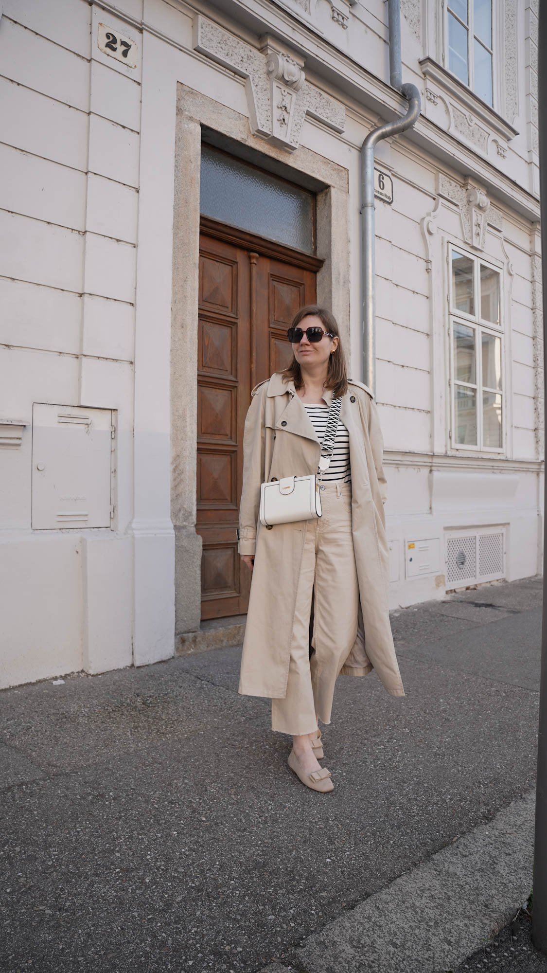 Beige Trenchcoat, s.oliver Streifenshirt, beige Jeans, straight Jeans, spring outfit