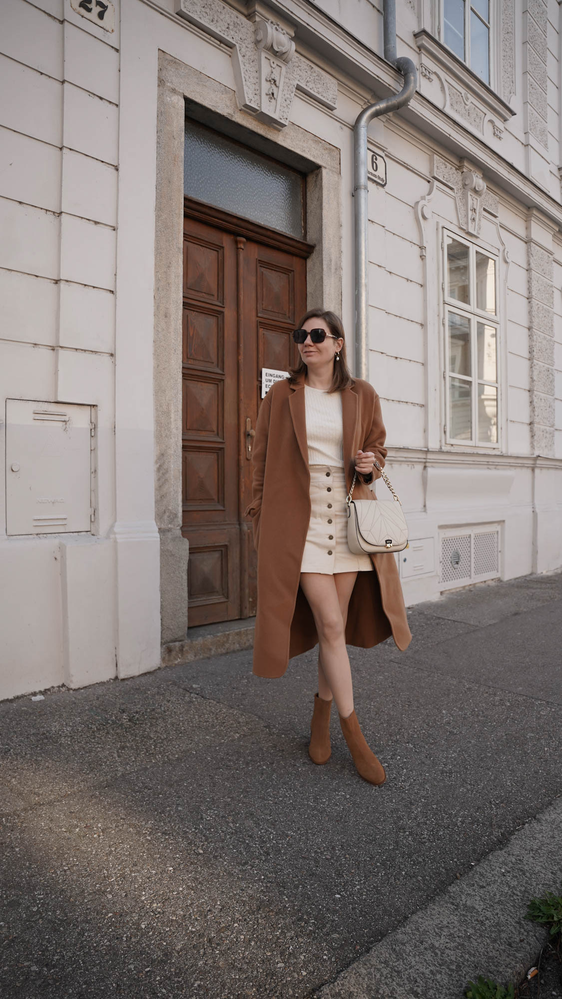 Sézane spring Outfit Jeans skirt off white Jeans Rock Mantel Stiefeletten spring Outfit Fashion Trends