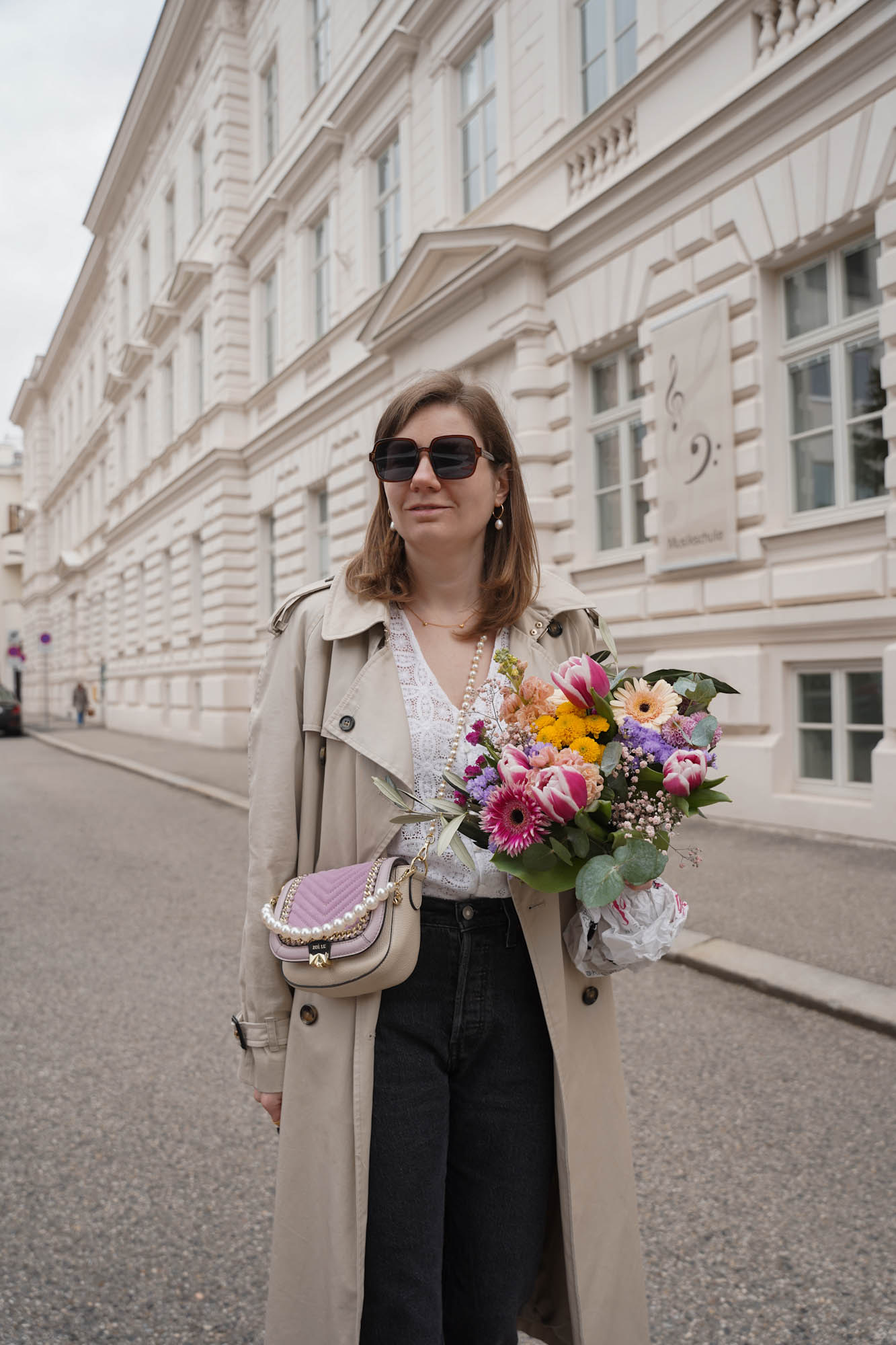 Trenchcoat, Levi’s 501 Jeans crop, Straight Jeans, dark grey jeans, flower bouquet, spring outfit 