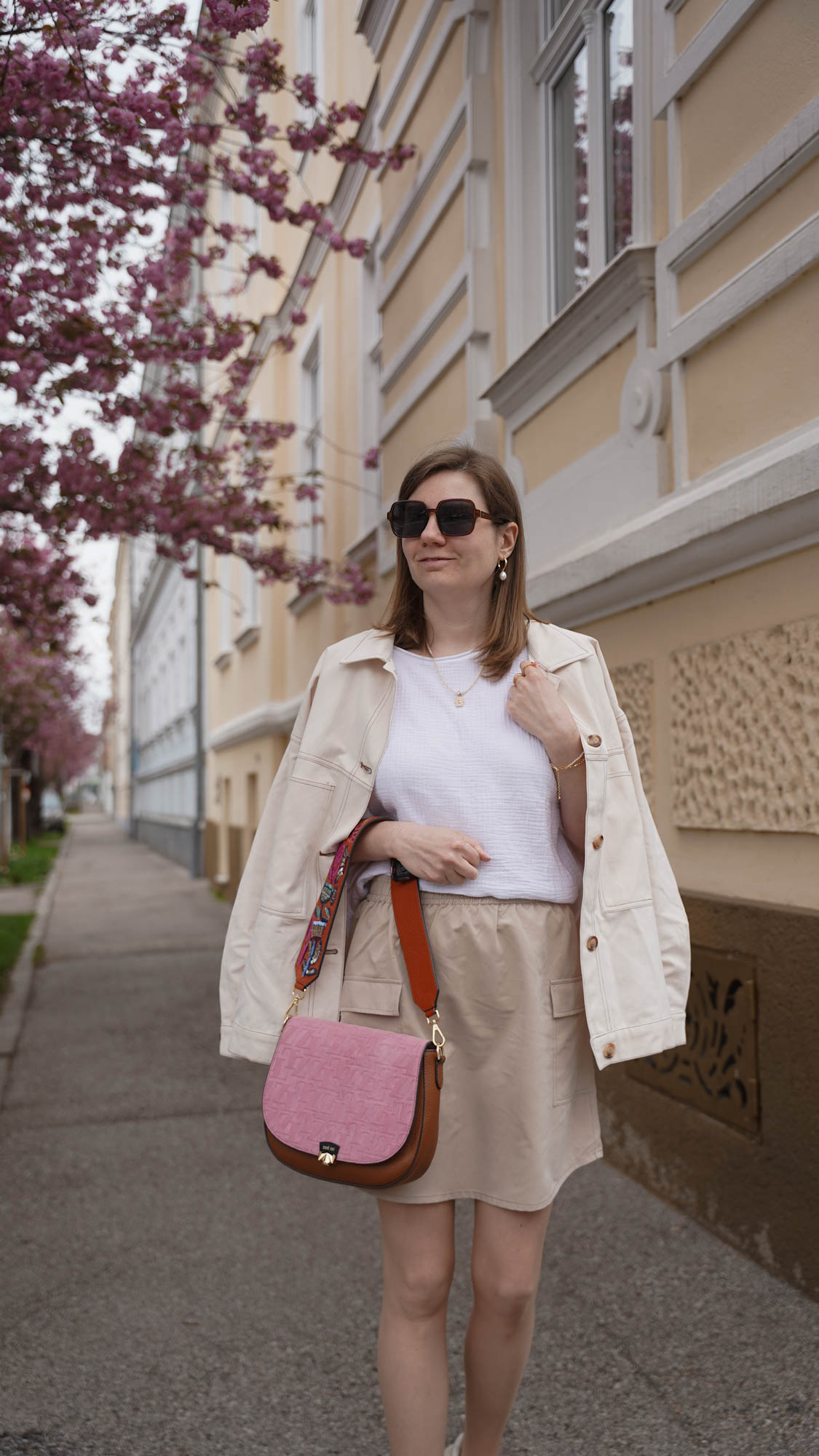 Sassy classy SassyClassy musselin shirt utility Jacke Jeans Jacke beige Jacke Minirock mini skirt cargo skirt mit Taschen spring outfit 