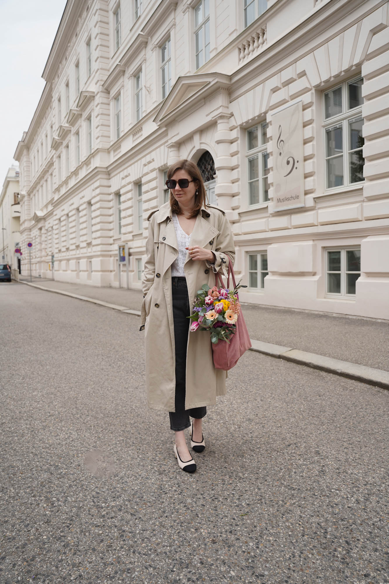 Trenchcoat, Levi’s 501 Jeans crop, Straight Jeans, dark grey jeans, flower bouquet, spring outfit 