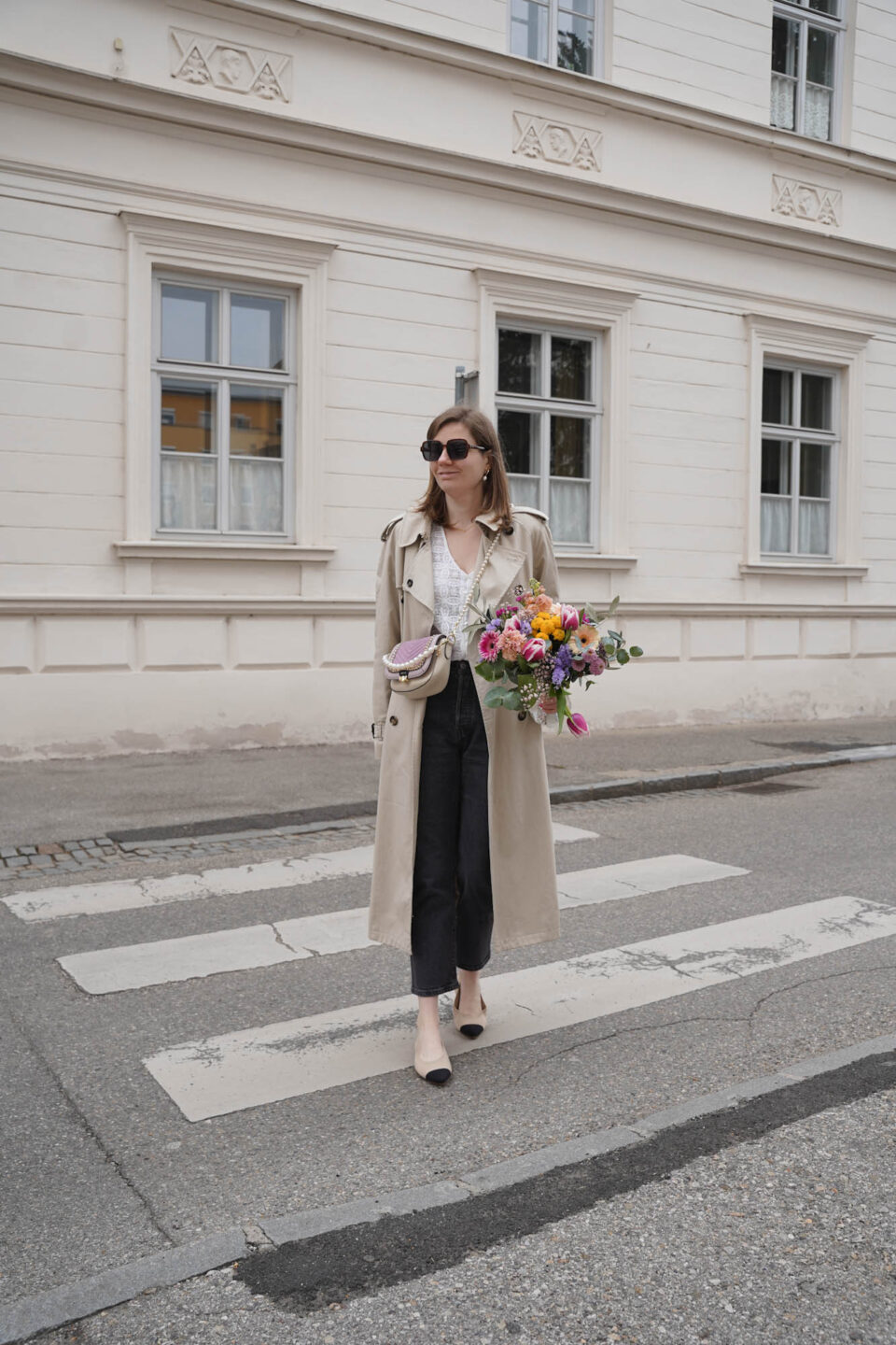 Trenchcoat, Levi’s 501 Jeans crop, Straight Jeans, dark grey jeans, flower bouquet, spring outfit