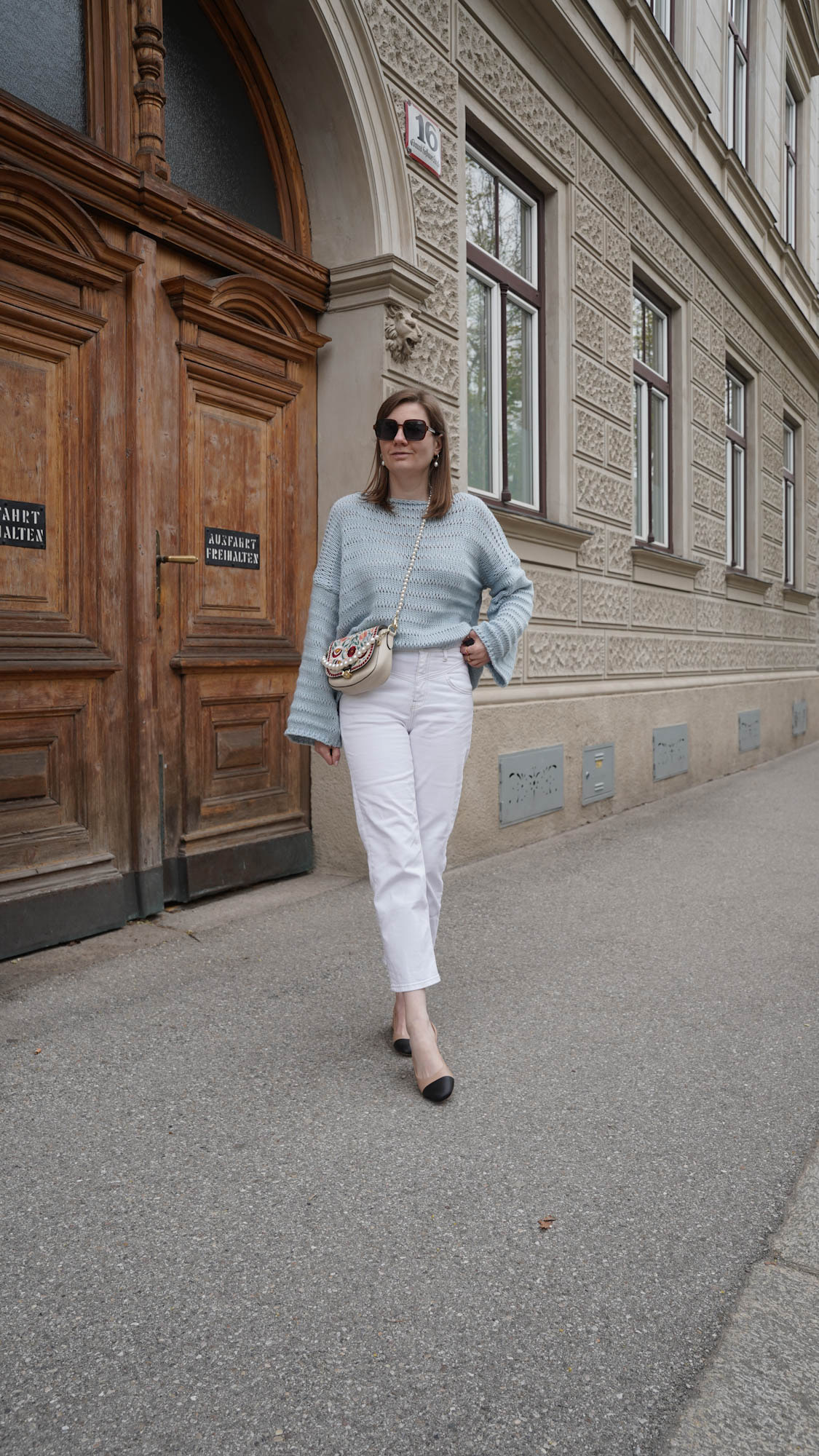 SassyClassy Sassy Classy Pullover Strickpullover blau Frühlingsoutfit spring outfit white jeans Zoe lu mini me 