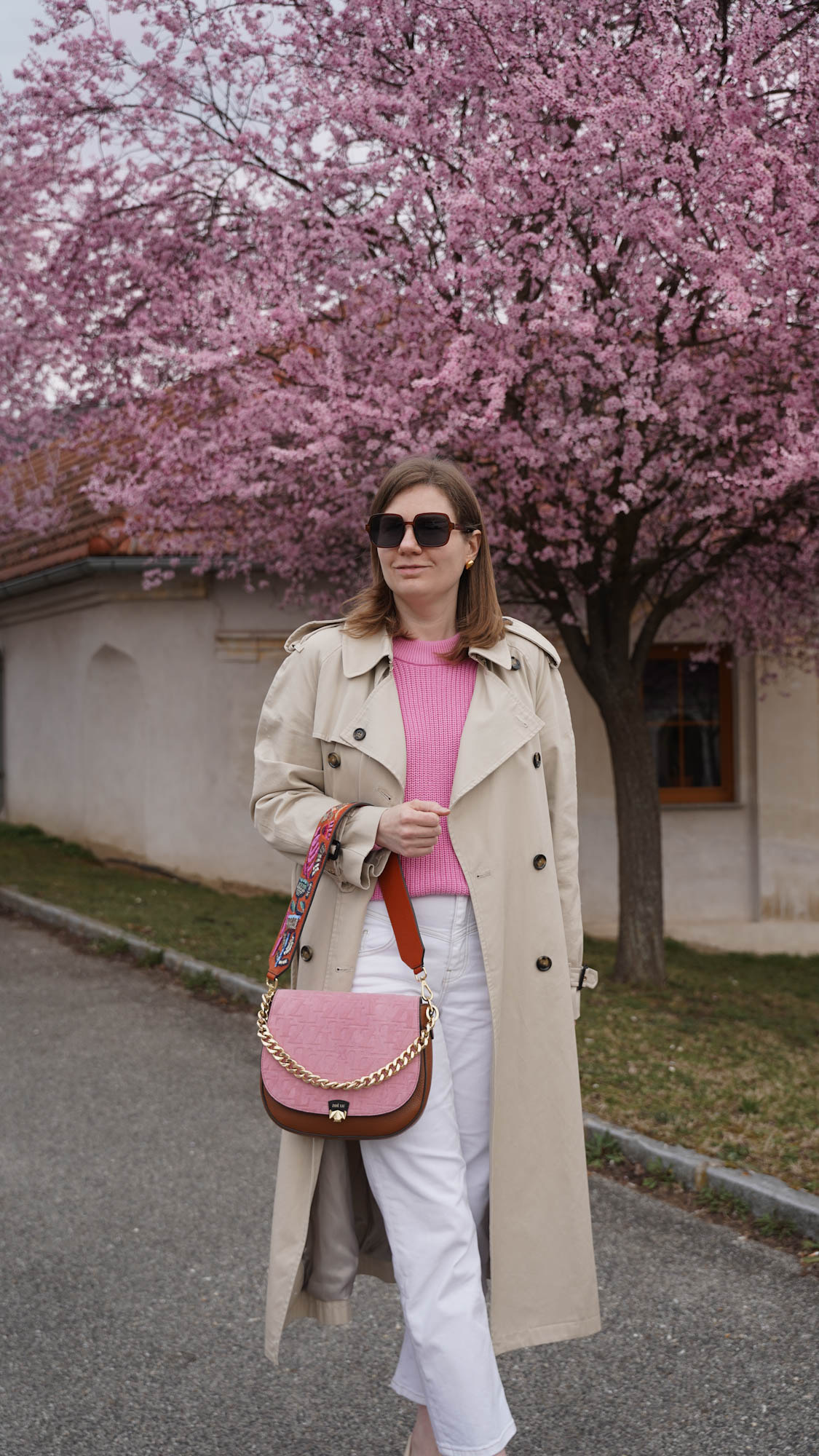 Trenchcoat pink Sweater white jeans skinny jeans pink bag casual spring 
