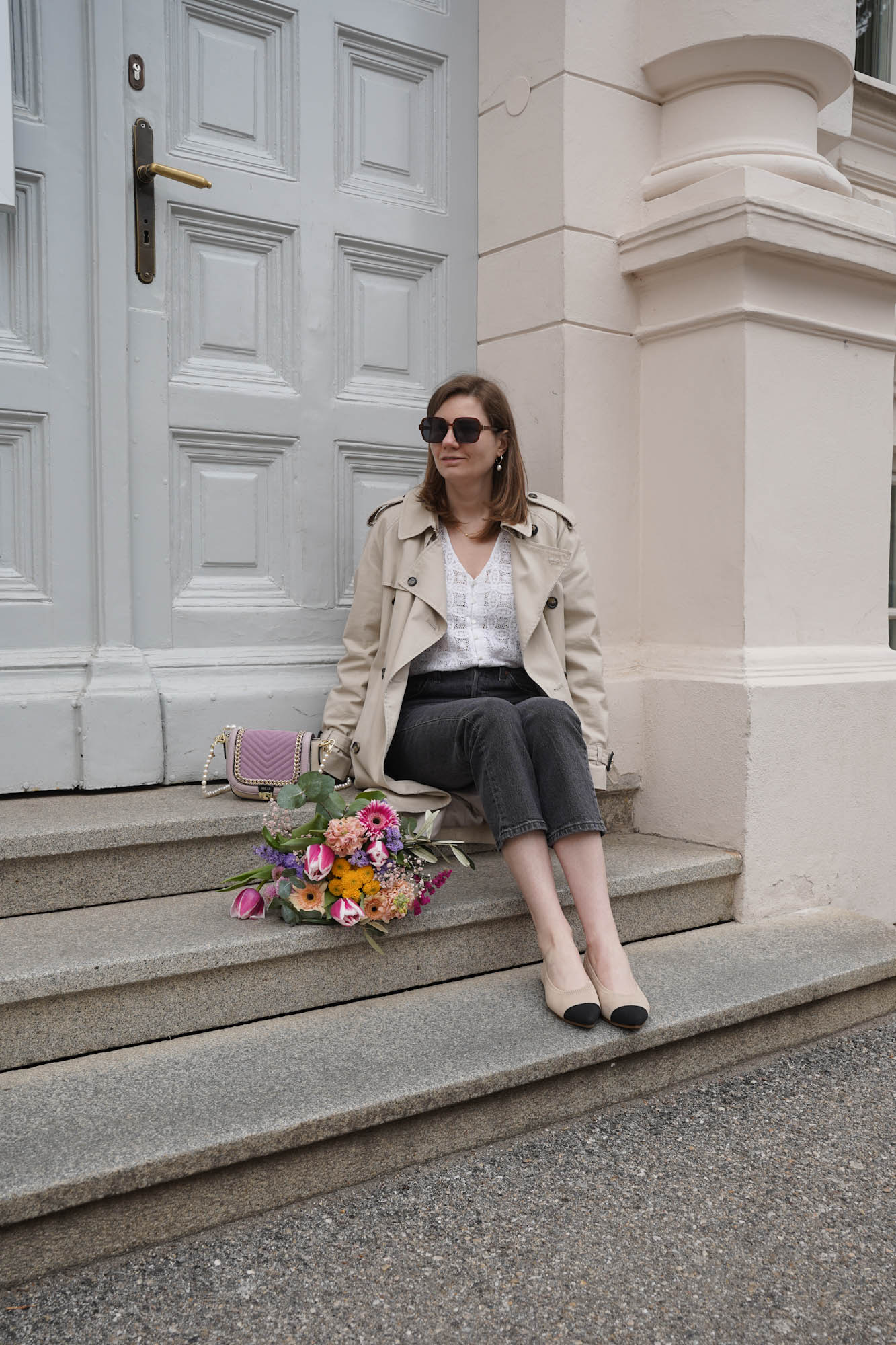 Trenchcoat, Levi’s 501 Jeans crop, Straight Jeans, dark grey jeans, flower bouquet, spring outfit