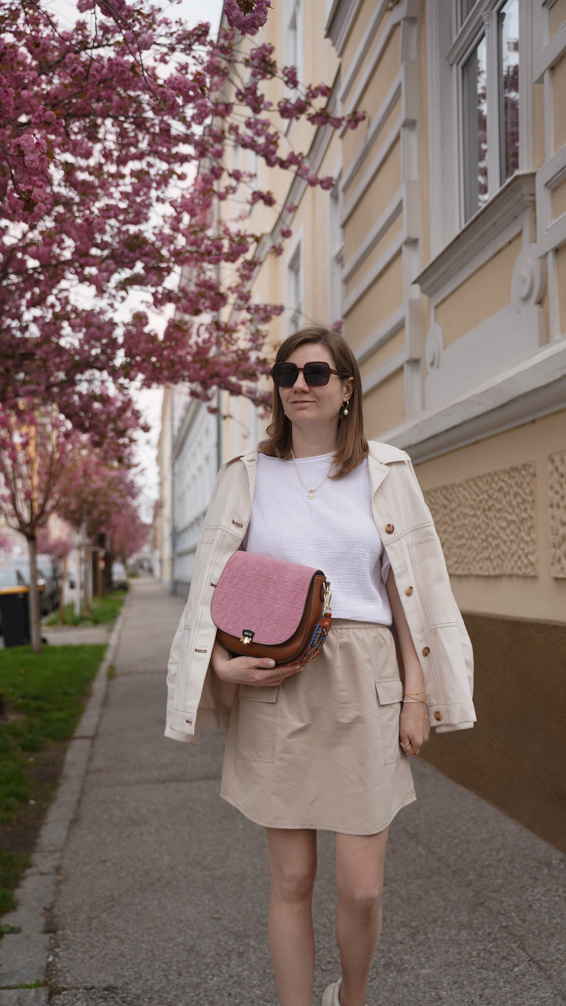 Sassy classy SassyClassy musselin shirt utility Jacke Jeans Jacke beige Jacke Minirock mini skirt cargo skirt mit Taschen spring outfit