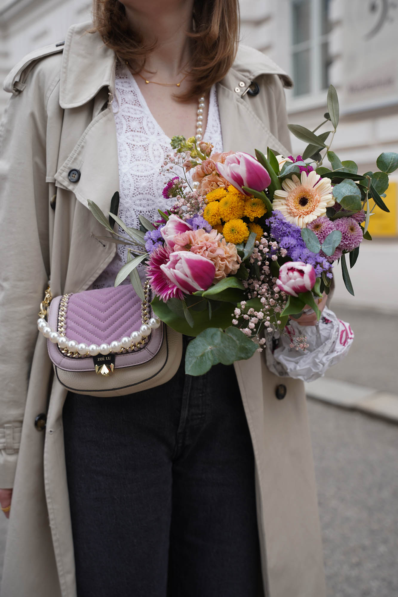 Trenchcoat, Levi’s 501 Jeans crop, Straight Jeans, dark grey jeans, flower bouquet, spring outfit 