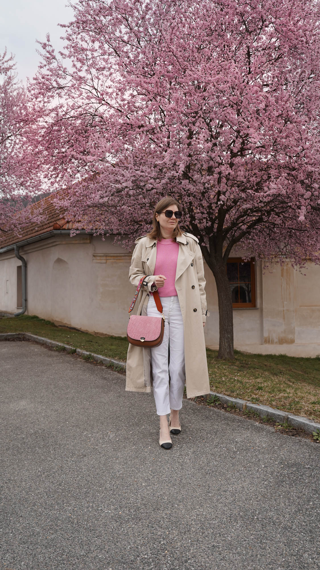 Trenchcoat pink Sweater white jeans skinny jeans pink bag casual spring
