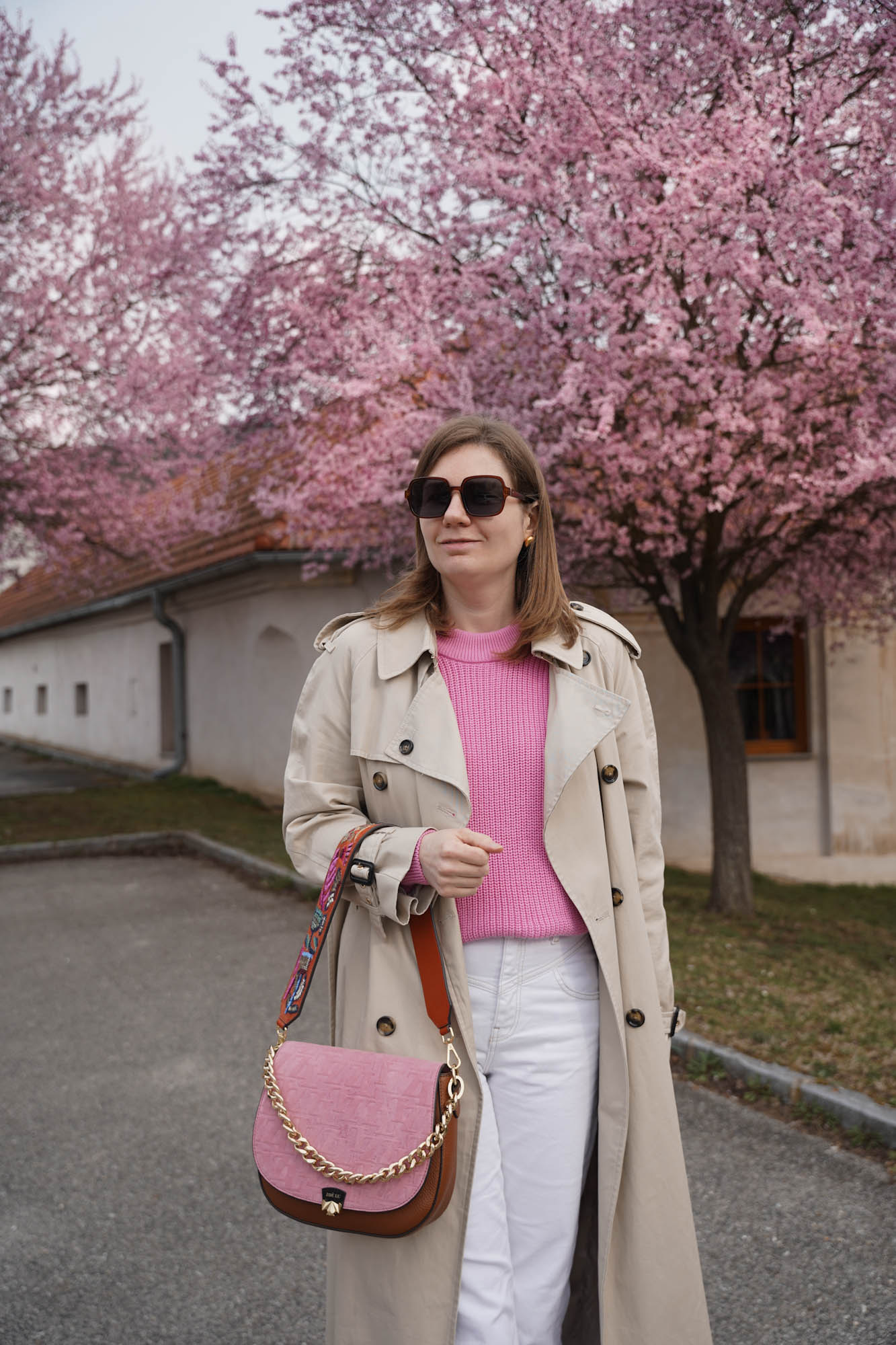 Trenchcoat pink Sweater white jeans skinny jeans pink bag casual spring 