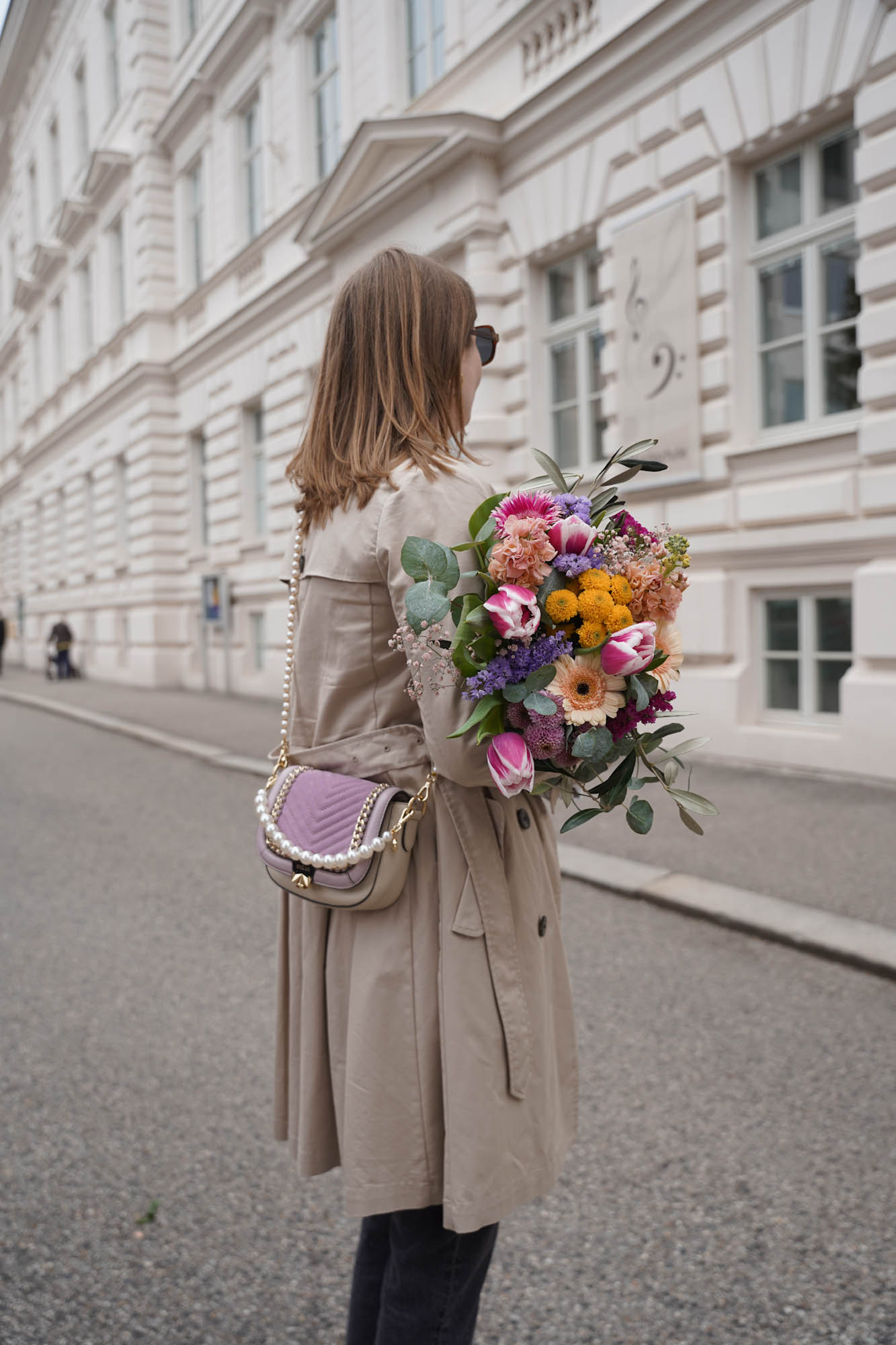 Trenchcoat, Levi’s 501 Jeans crop, Straight Jeans, dark grey jeans, flower bouquet, spring outfit 