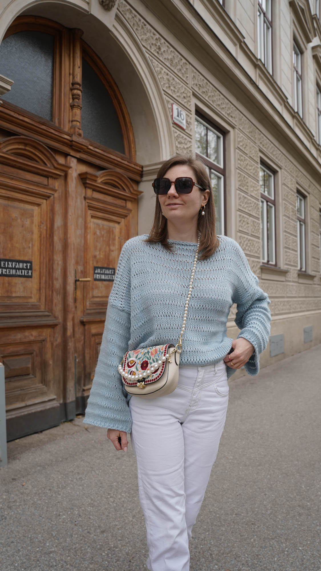 SassyClassy Sassy Classy Pullover Strickpullover blau Frühlingsoutfit spring outfit white jeans Zoe lu mini me