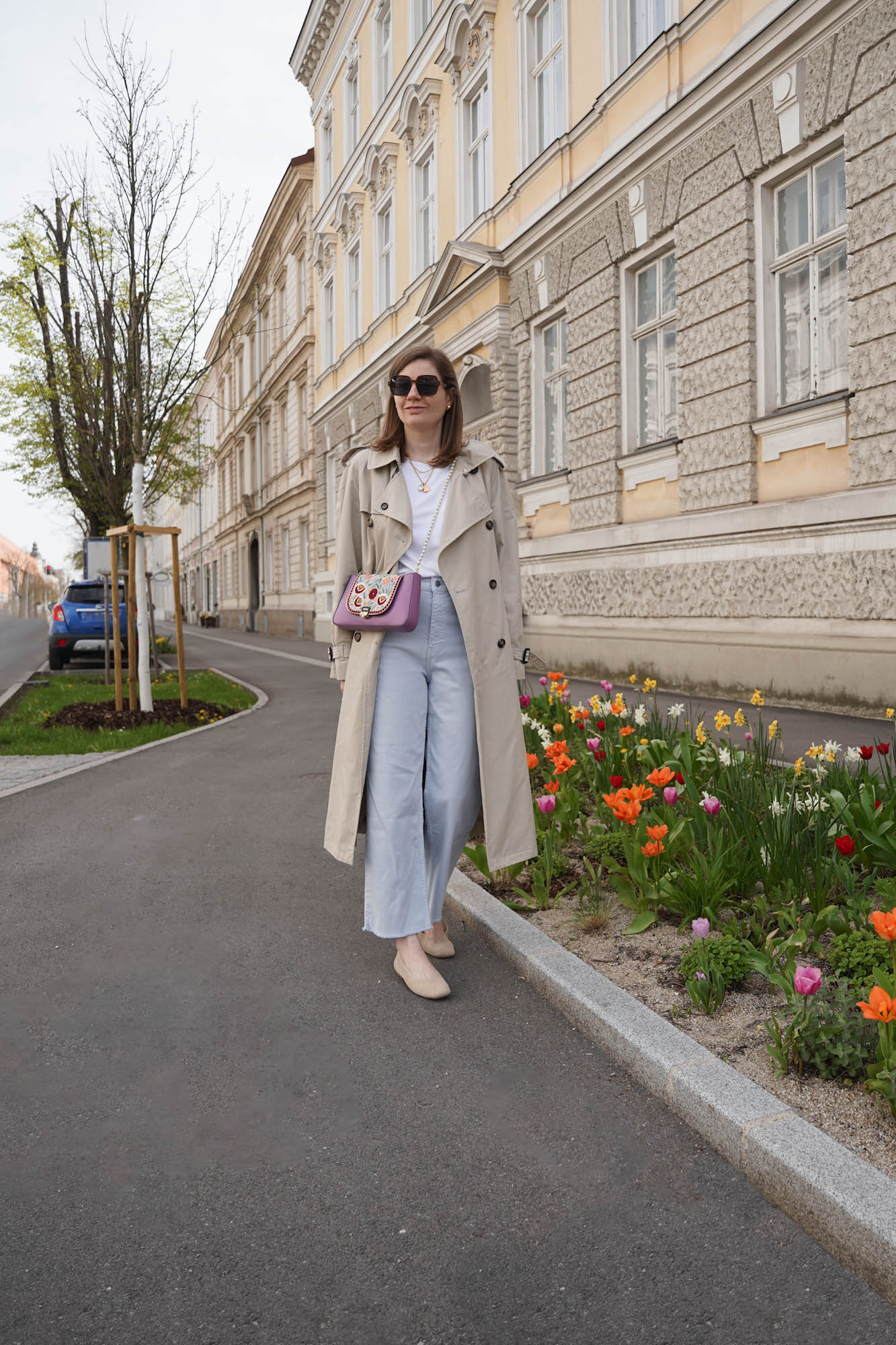 Wide leg Jeans Esprit Jeans Trenchcoat white shirt ballerinas spring outfit