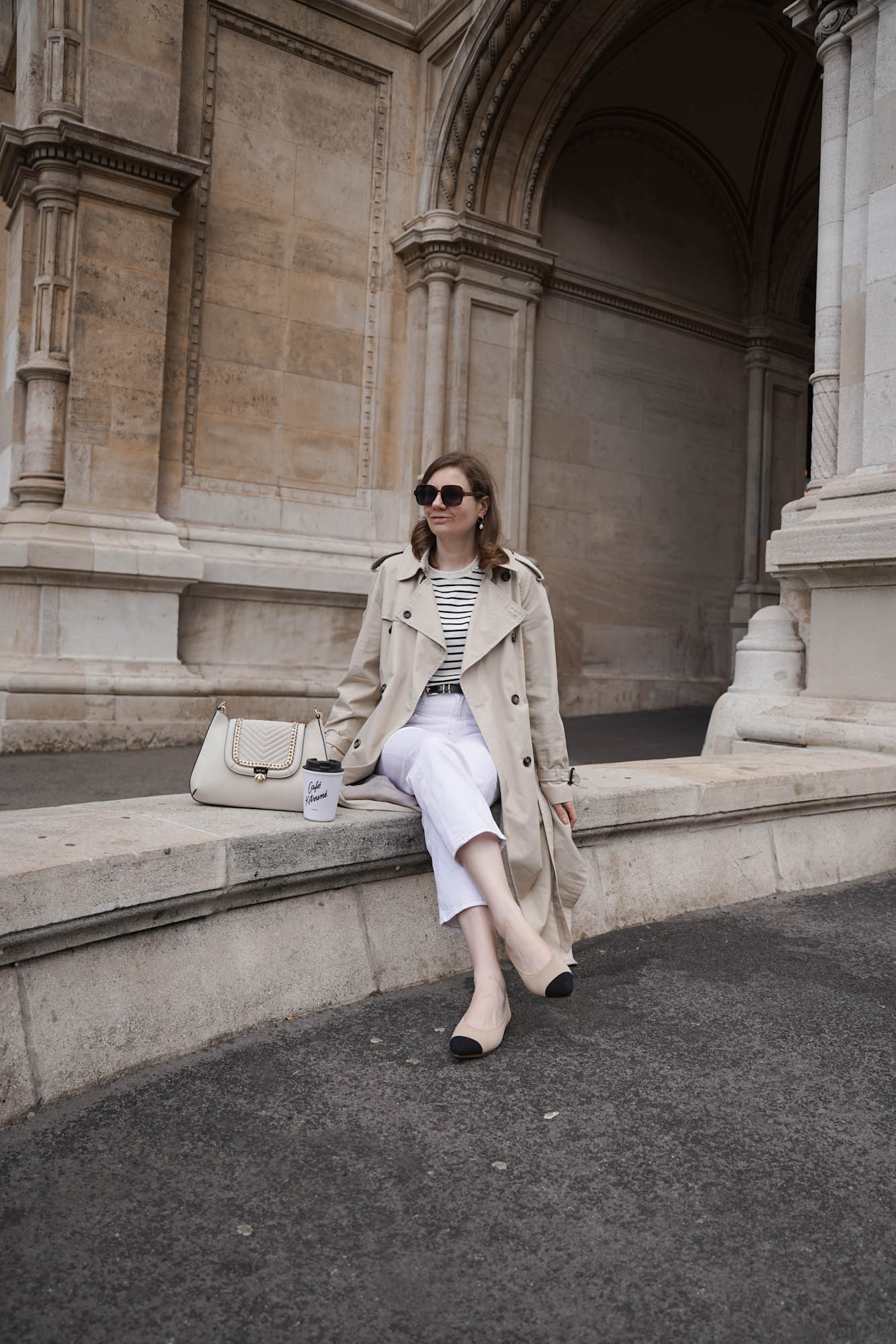 Trenchcoat, Streifenshirt spring Outfit 