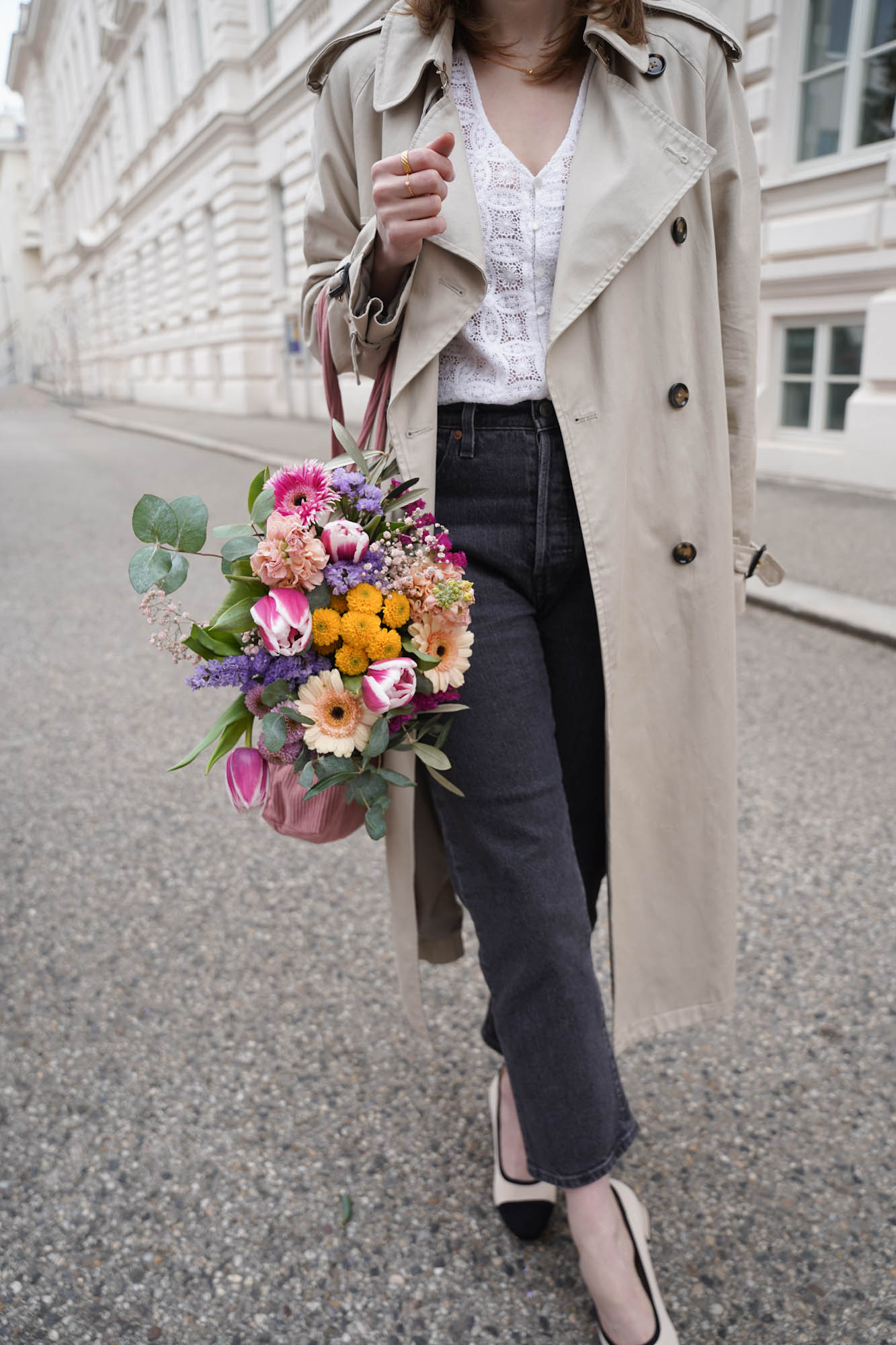 Trenchcoat, Levi’s 501 Jeans crop, Straight Jeans, dark grey jeans, flower bouquet, spring outfit