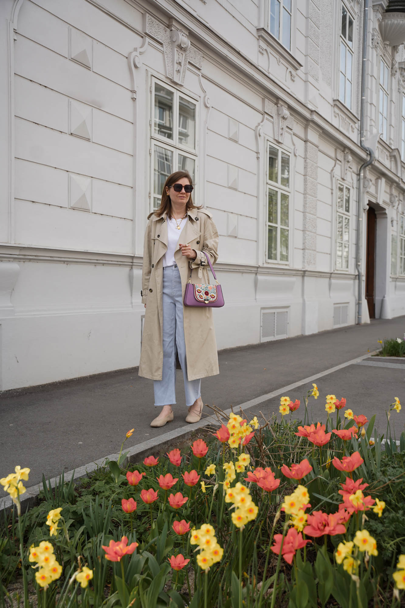 Wide leg Jeans Esprit Jeans Trenchcoat white shirt ballerinas spring outfit