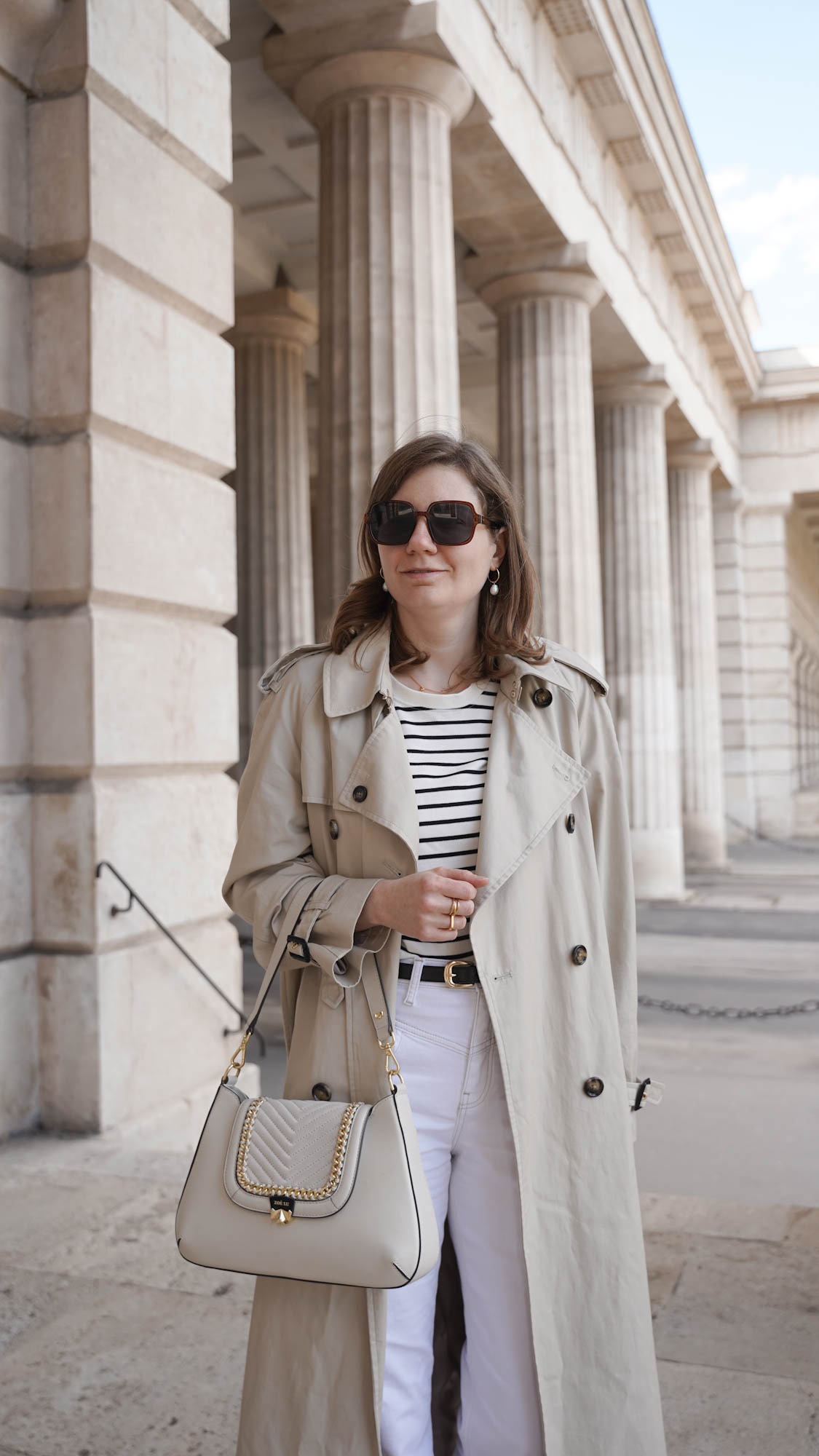 Trenchcoat, Streifenshirt spring Outfit 