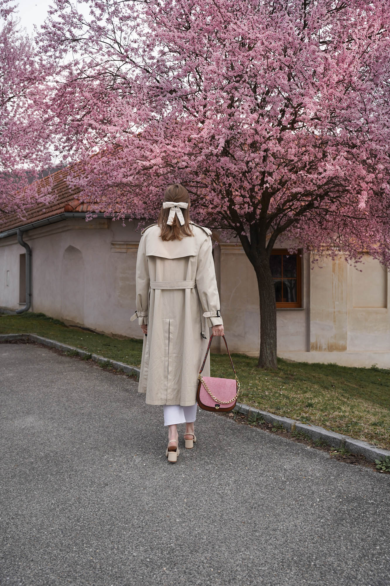 Trenchcoat pink Sweater white jeans skinny jeans pink bag casual spring 